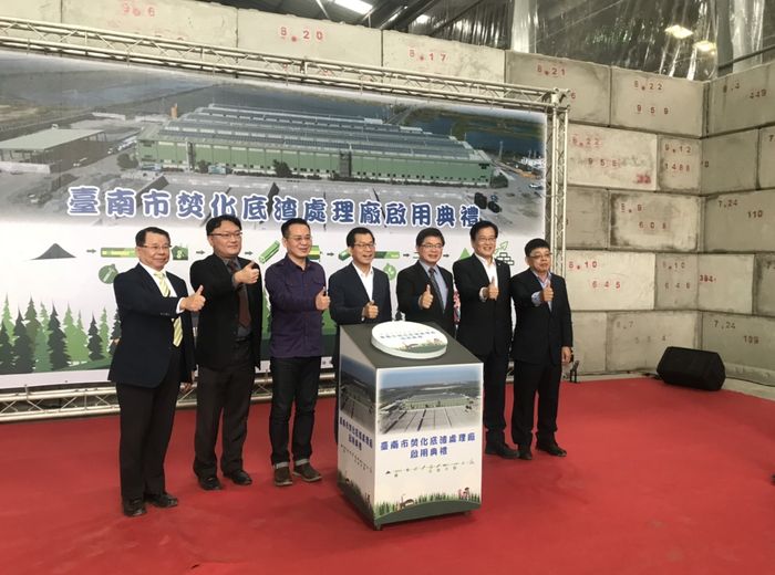 環保署長李應元相當支持台南市自建底渣處理廠，特別南下出席啟用儀式。（台南市環保局官網）