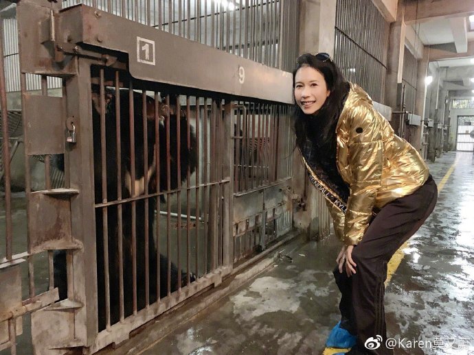 莫文蔚造訪位於成都的「亞洲動物基金」救護中心。(翻攝自莫文蔚微博)