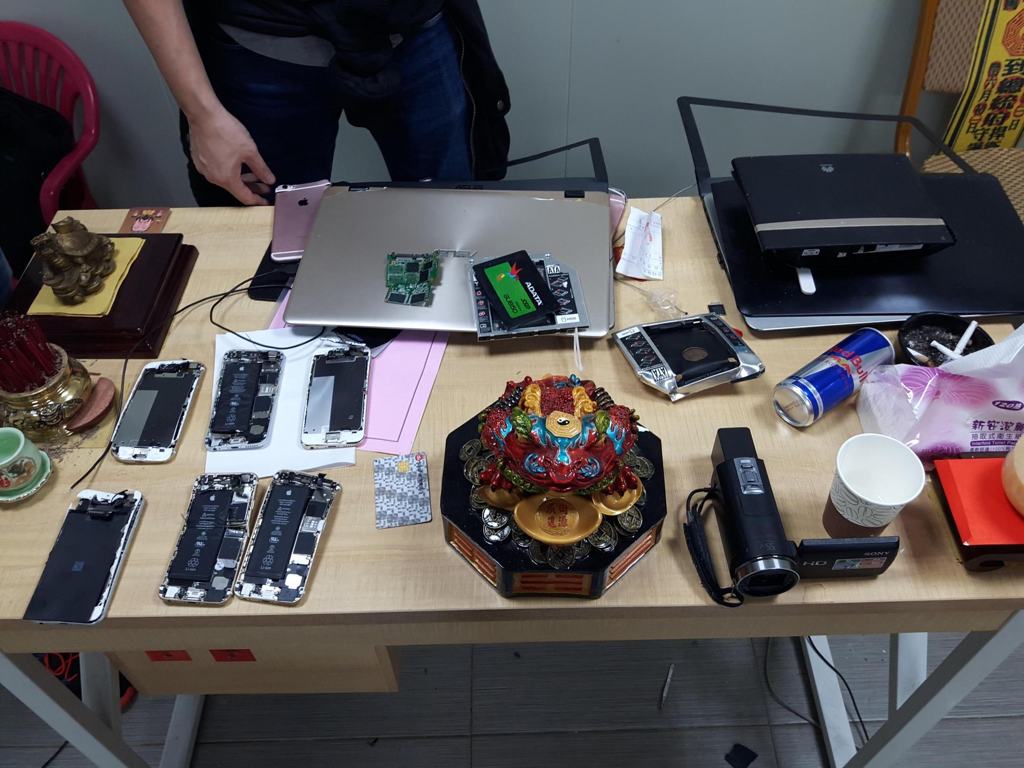  迷信的主嫌還賣金蟾蜍、小鬼求財。（刑事局提供）