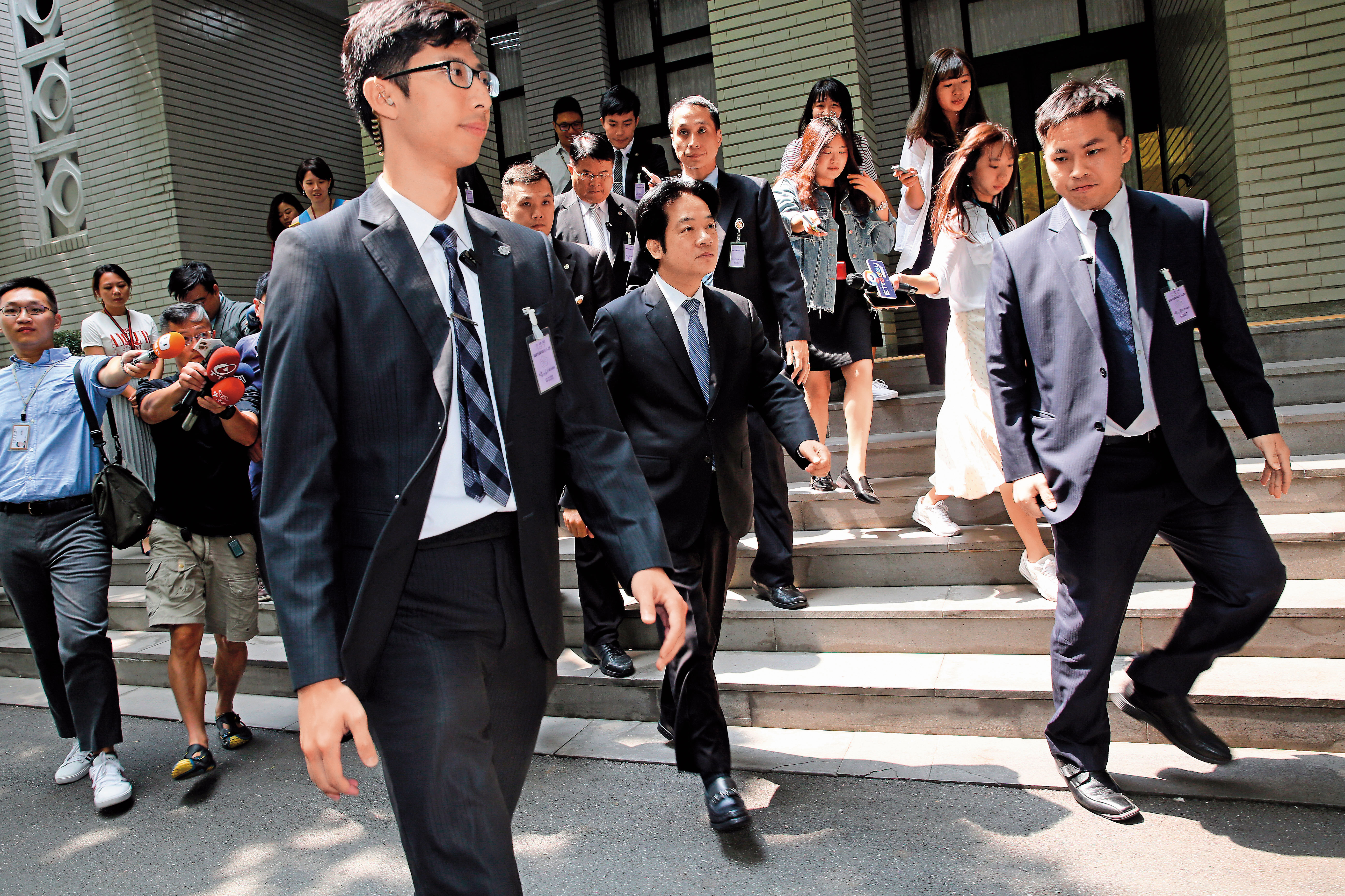 賴清德選後一度為是否請辭負責陷入長考，賴決定留任後，壓力並未因此消解。