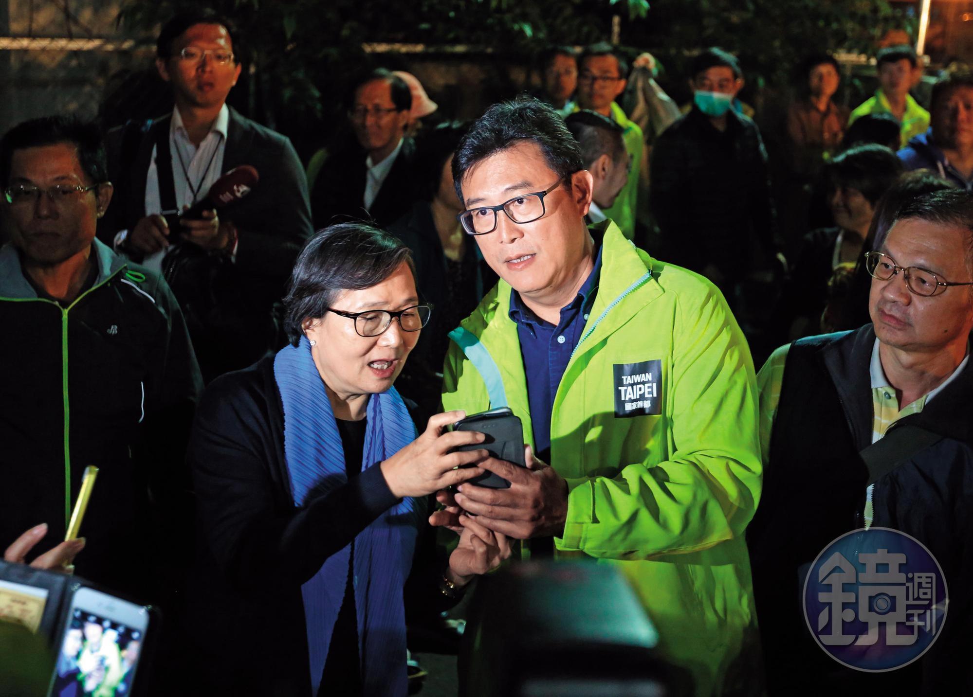 姚文智堅持參選挑戰柯P，綠白分手後，廣大的柯粉形成的「反外溢」對綠營形成極大壓力。