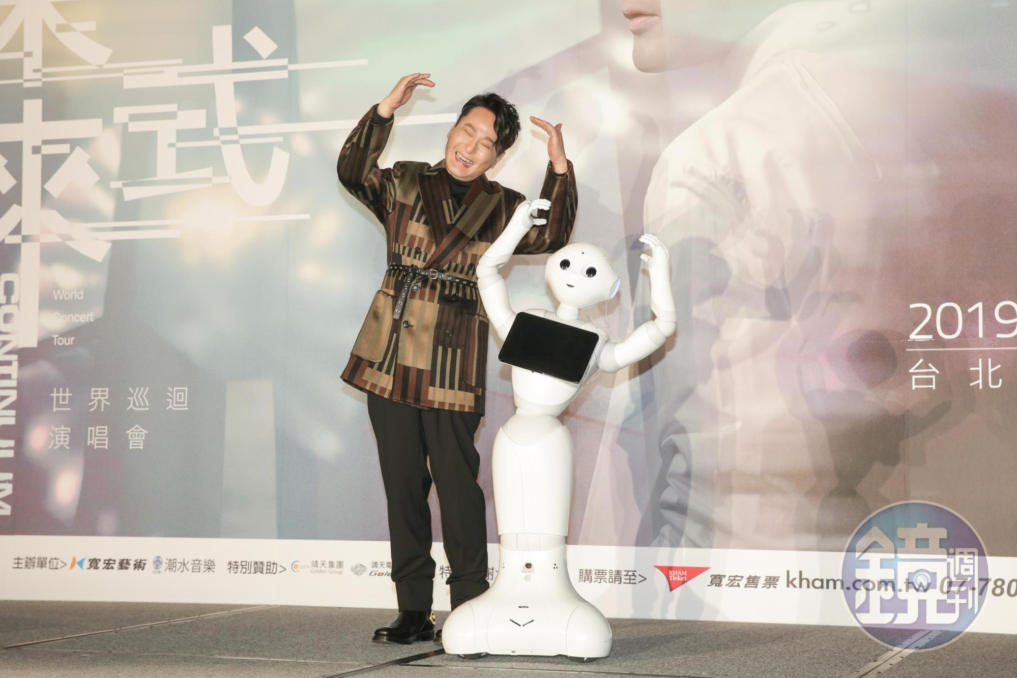 呼應演唱會主題《未來式》，記者會現場找來機器人Pepper站台，讓張信哲大感新鮮。