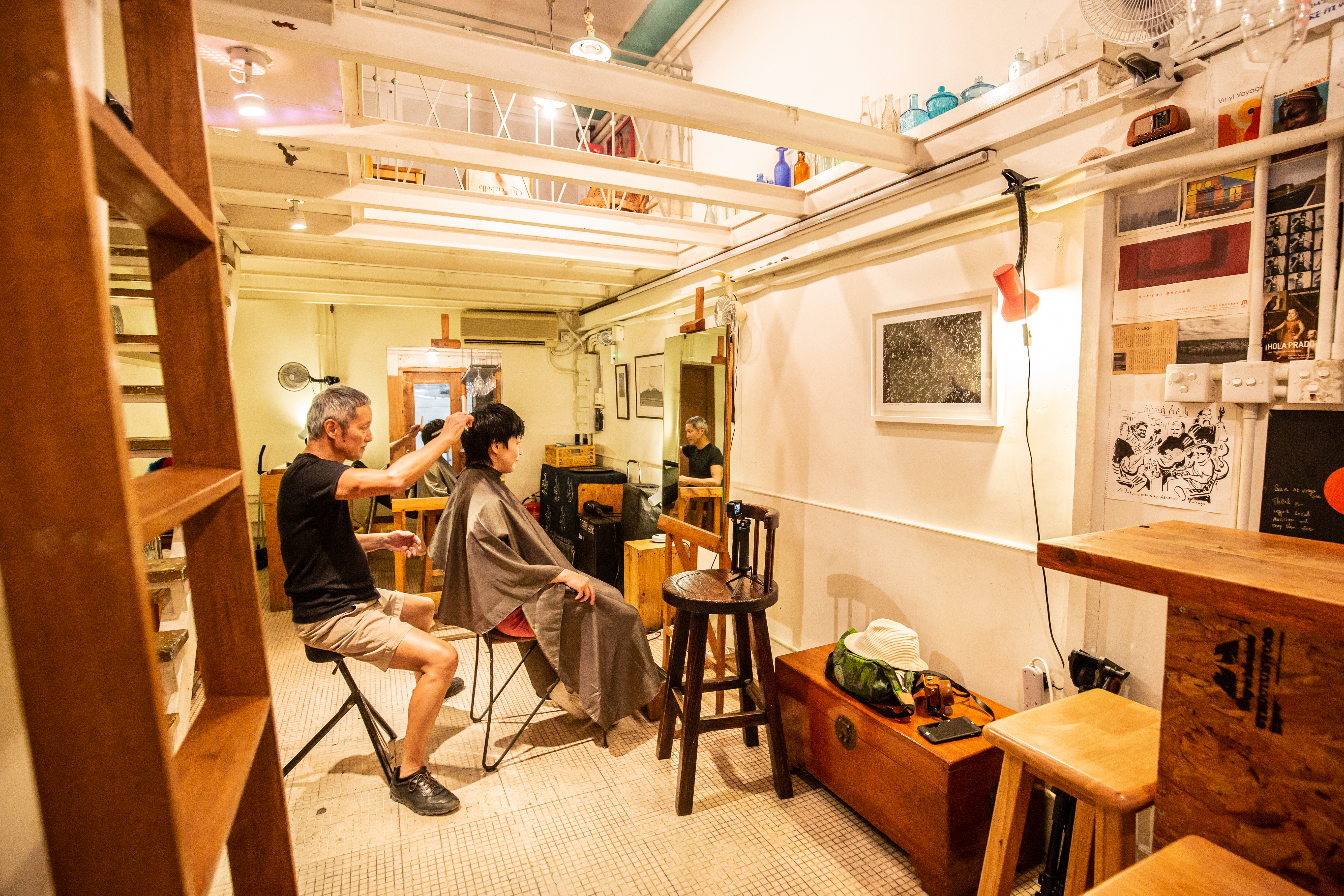 與其說是髮廊或酒吧，「Visage One」更像是主人Banky的個人創作工作室。