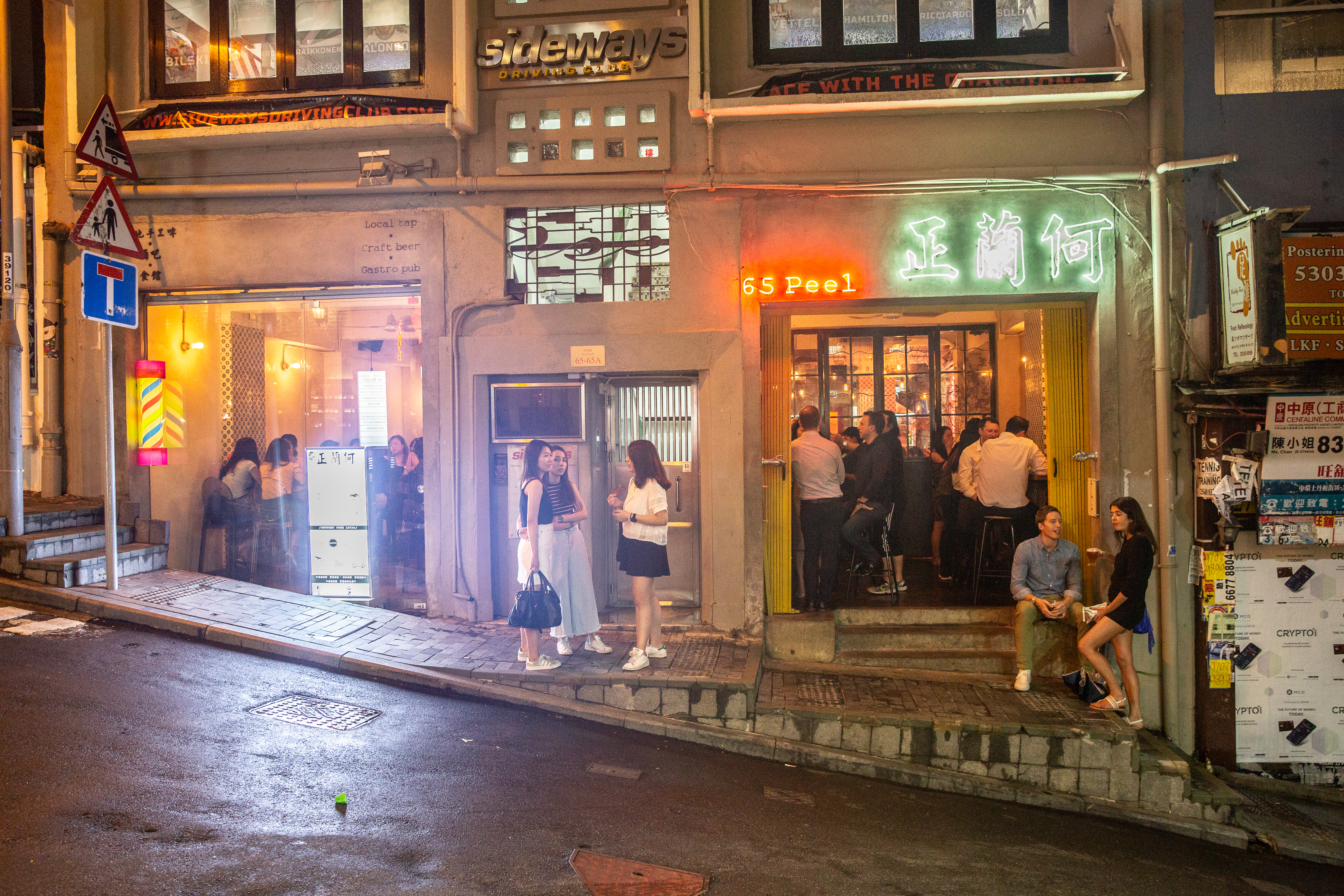 香港中環蘇活區有一間專賣「鬼佬涼茶」的酒吧餐廳。