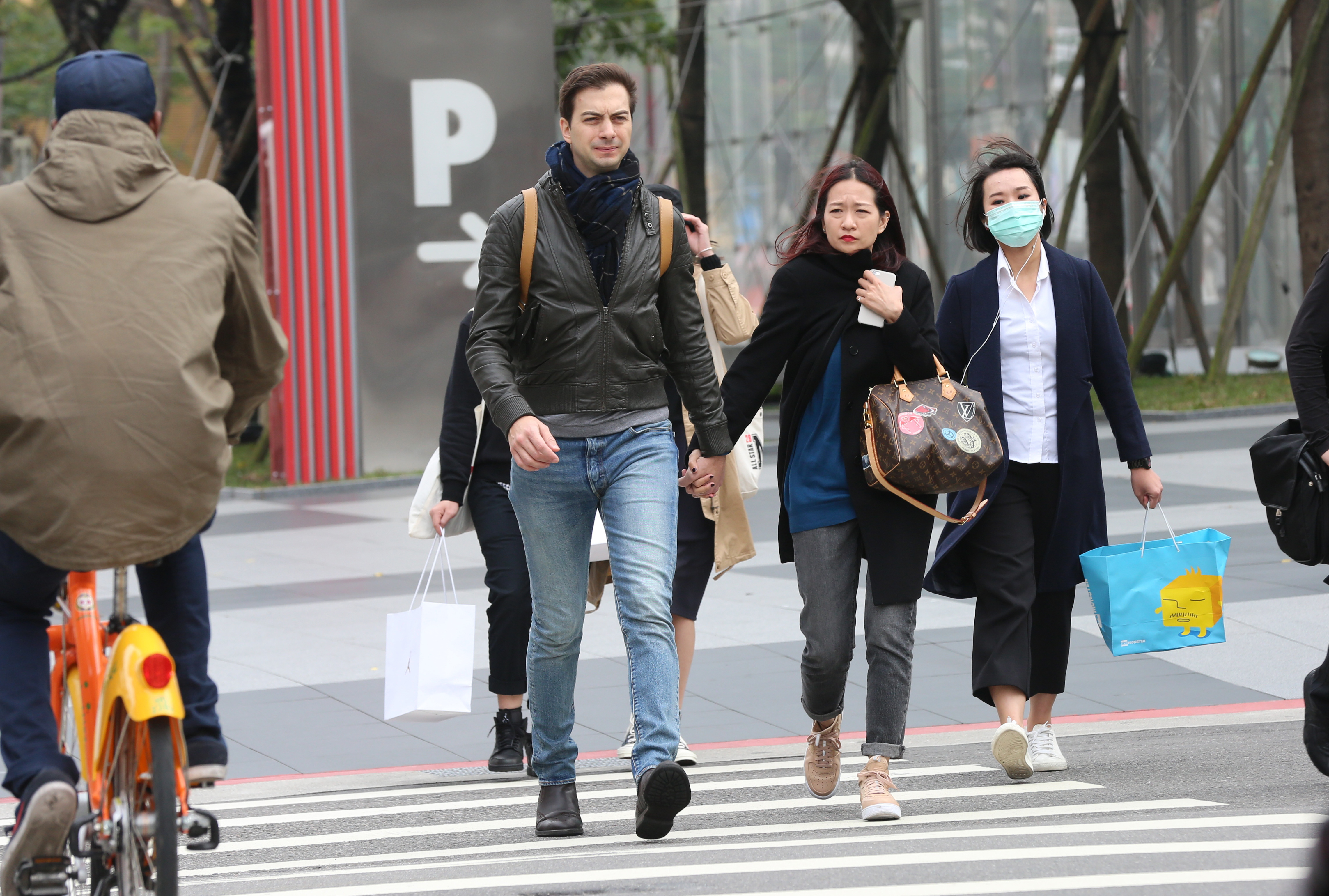 今（5日）至明（6日）清晨受到東北風影響，北部及東北部天氣稍涼。