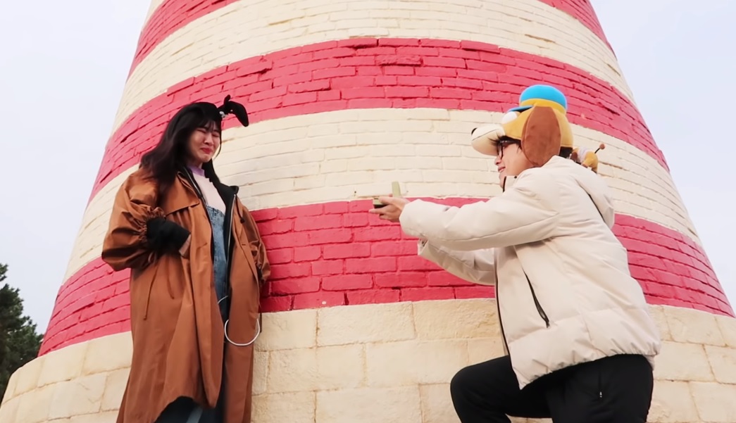 HowHow向阿福求婚的影片曝光，網友紛紛被感染幸福的氛圍。（翻攝自How Fun YouTube頻道）