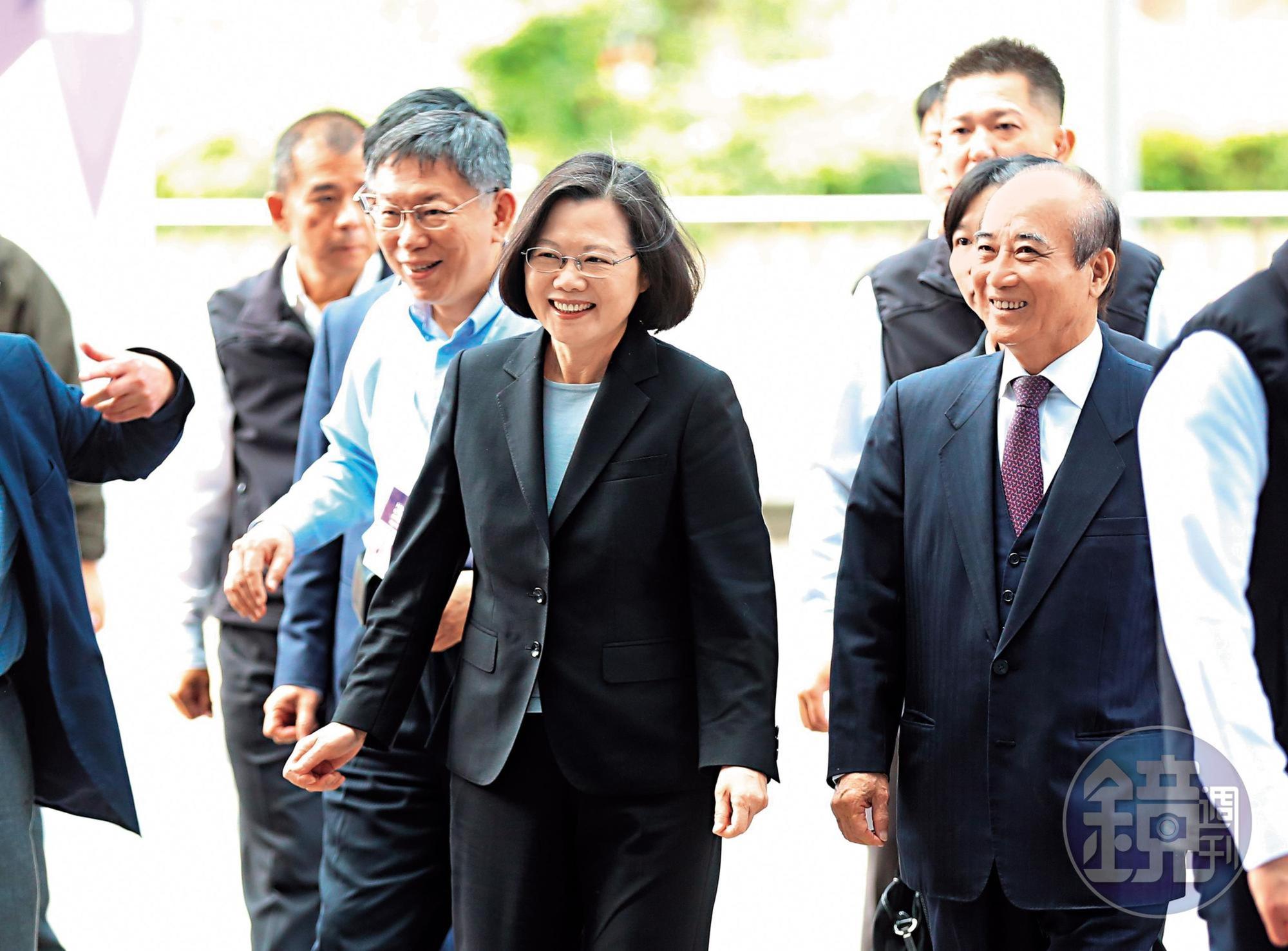台北市長柯文哲選後首度與蔡英文總統同框，2人幾無互動，但綠白合作卻持續熱議。