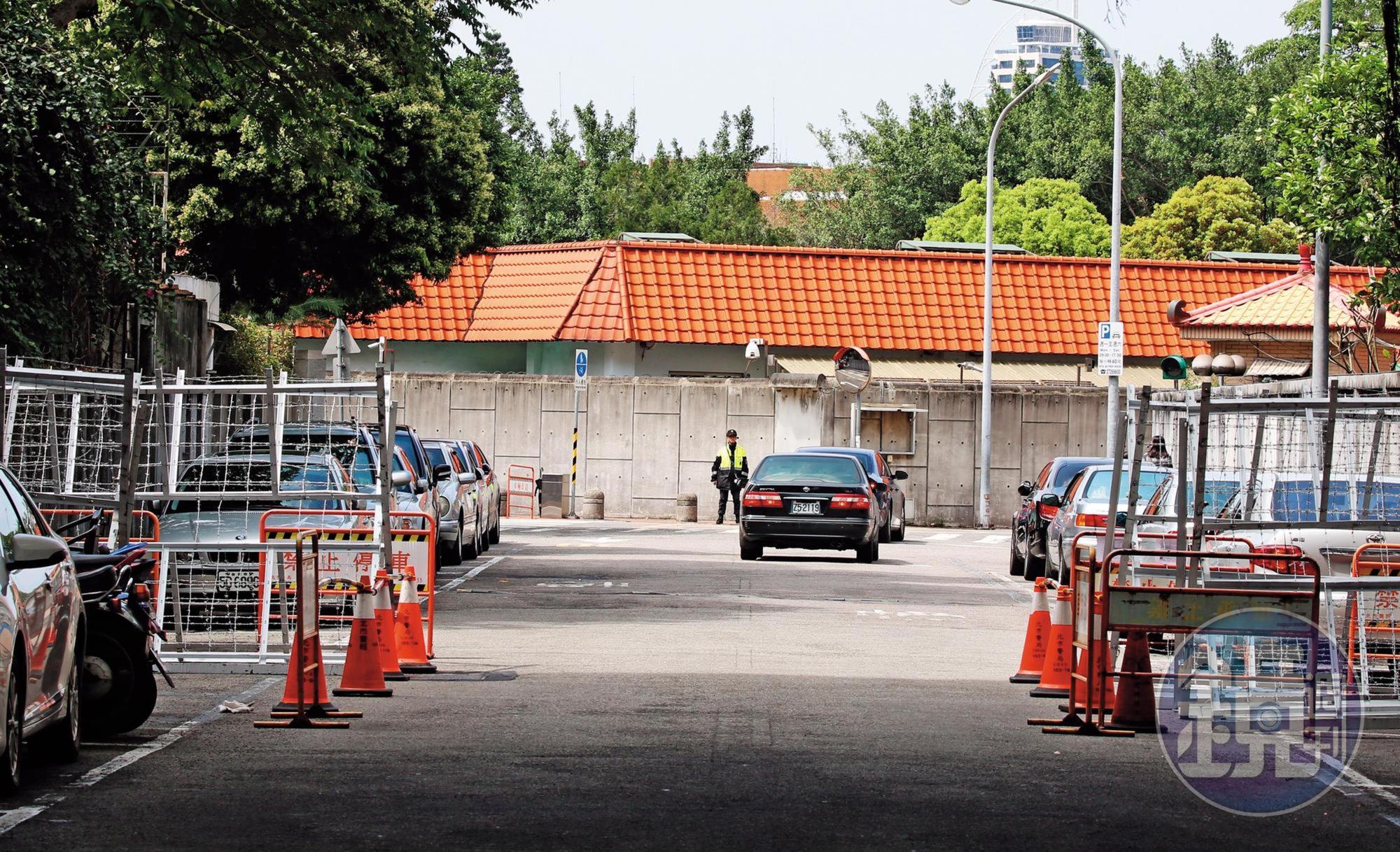 綠營敗選檢討，綠營要角座車密集進出總統官邸（圖）密商，多位立委建議，綠白應重新修補關係再合作。