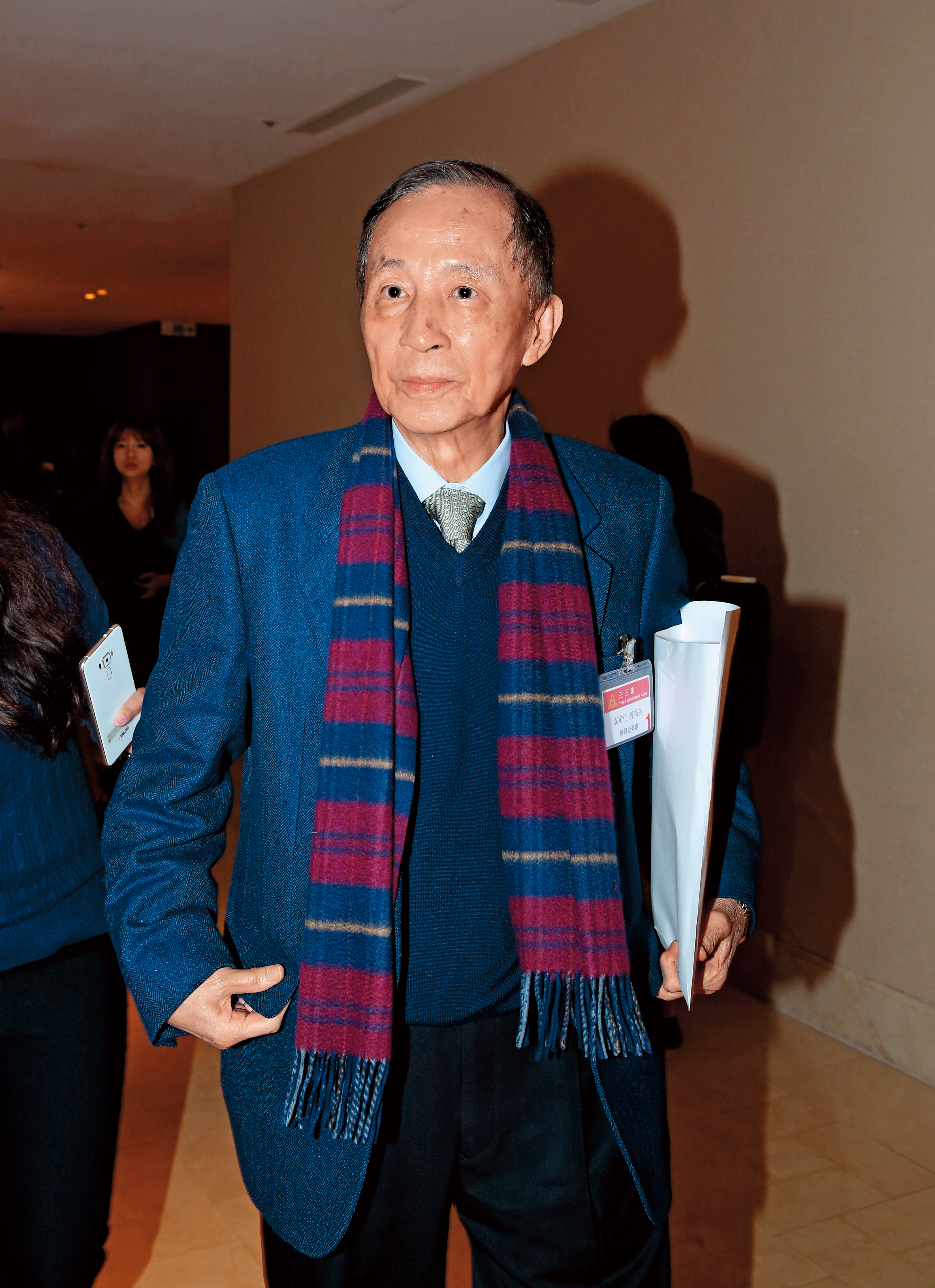 國民黨大老高育仁曾估價中廣資產達50億元,後來出價15億元要買中廣頻道,比趙少康的10億元還高。