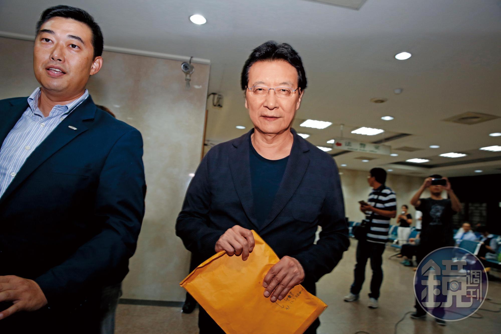 趙少康日前赴北檢作證,強調高育仁雖對中廣出價15億元,但其中媒體事業部分為8.5億元,他出價10億元,還是最高。