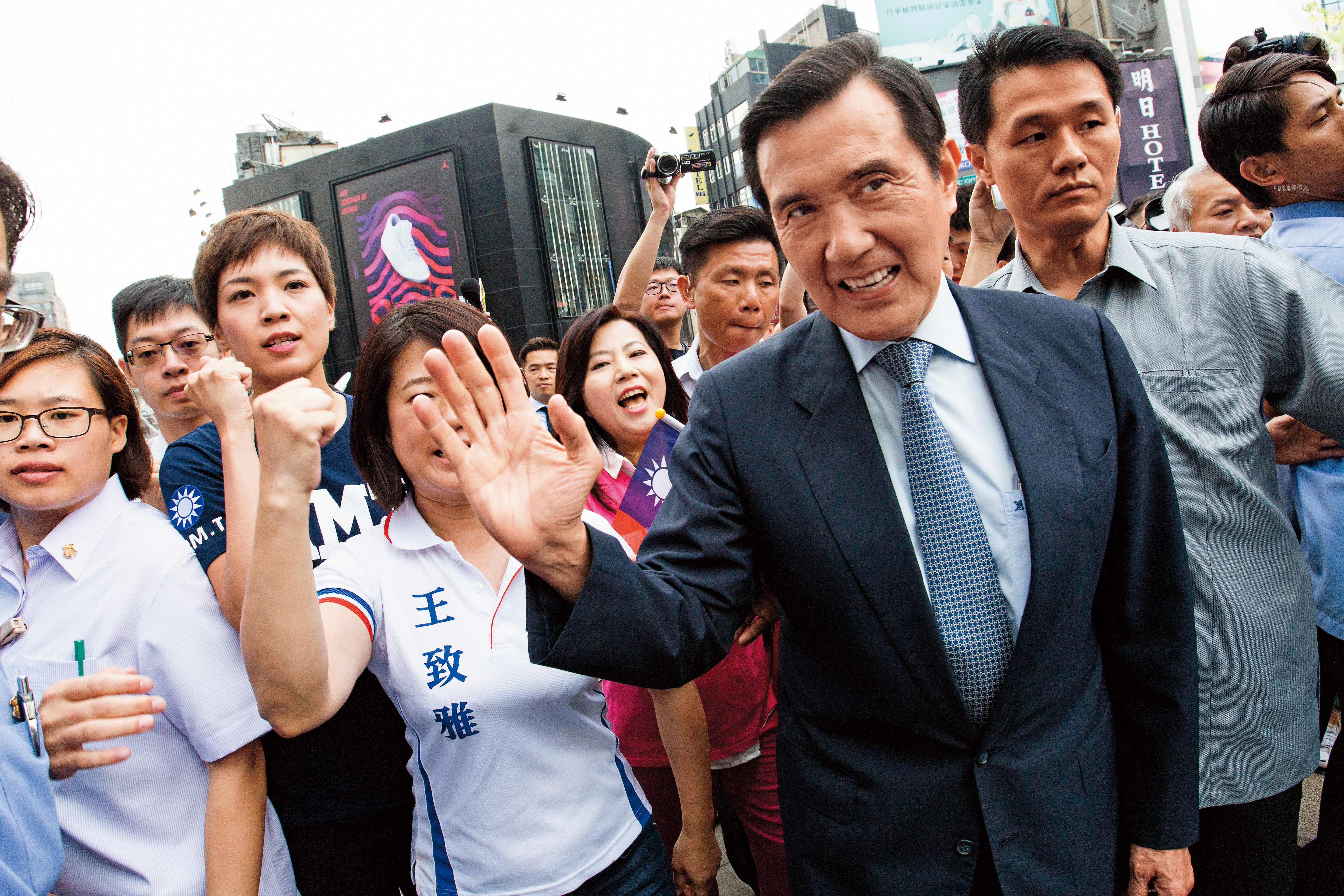 馬英九與趙少康在大學時代即認識，如今又爆出中廣內定賣給趙少康的錄音，過程不免啟人疑竇。