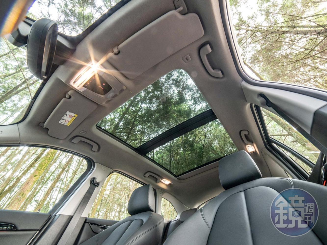 BMW X1 sDrive20i 領航版升級配備全景式電動玻璃天窗，使車外美景盡收眼底。