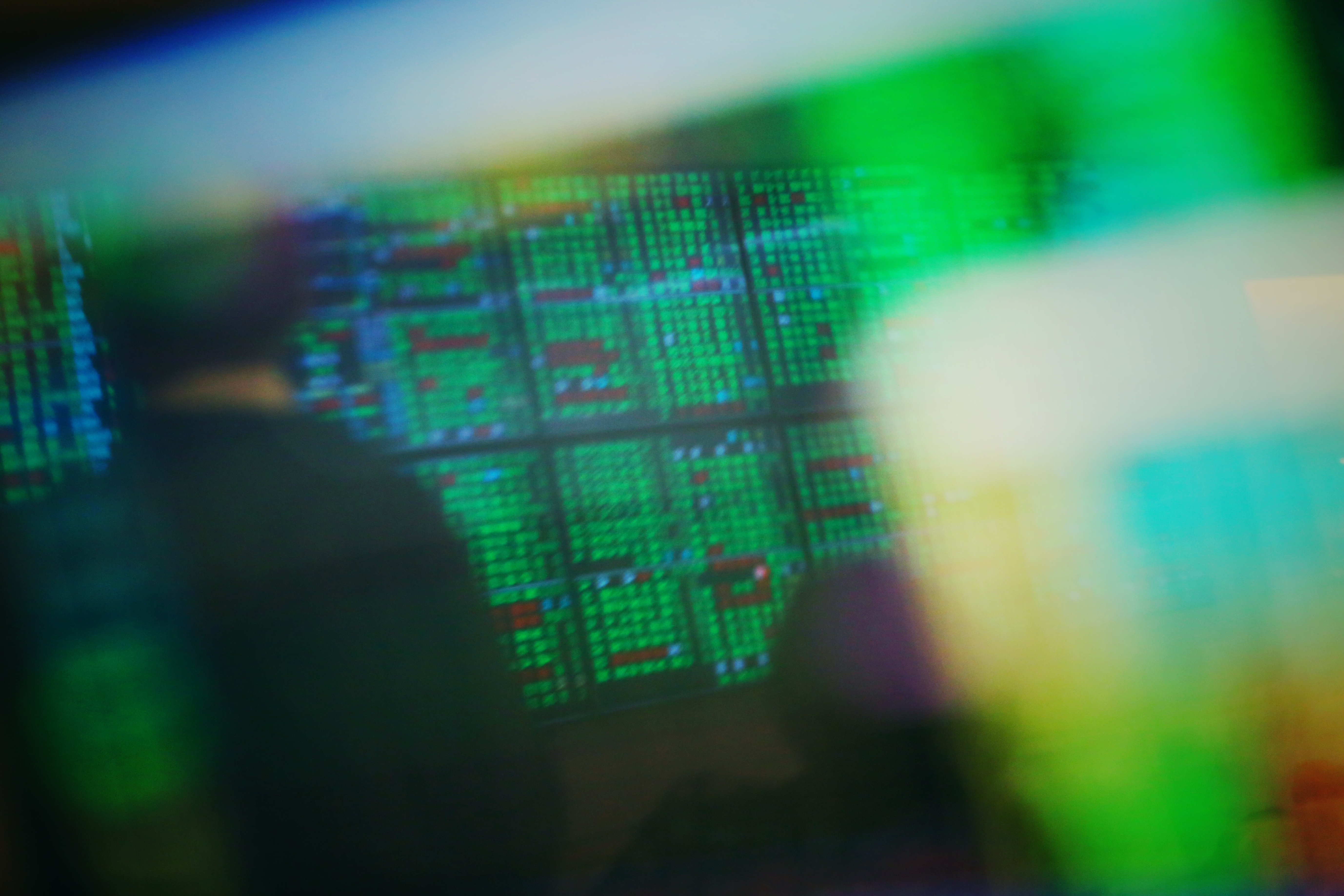 美股前日大漲完後，又無預警崩跌近800點，市場恐慌氛圍再次蔓延。