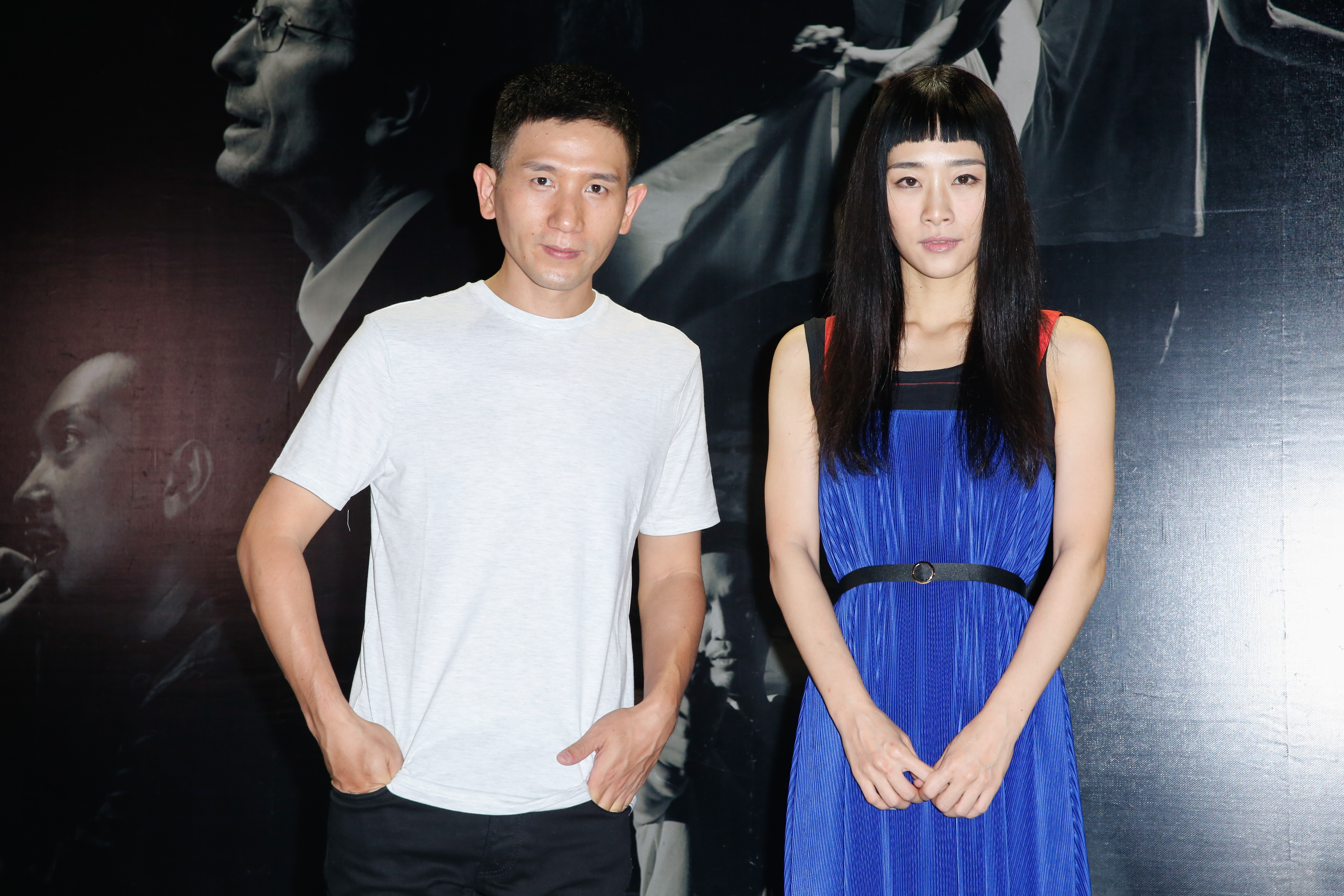 導演趙德胤（左）與演員吳可熙挑戰VR電影《幕後》。 