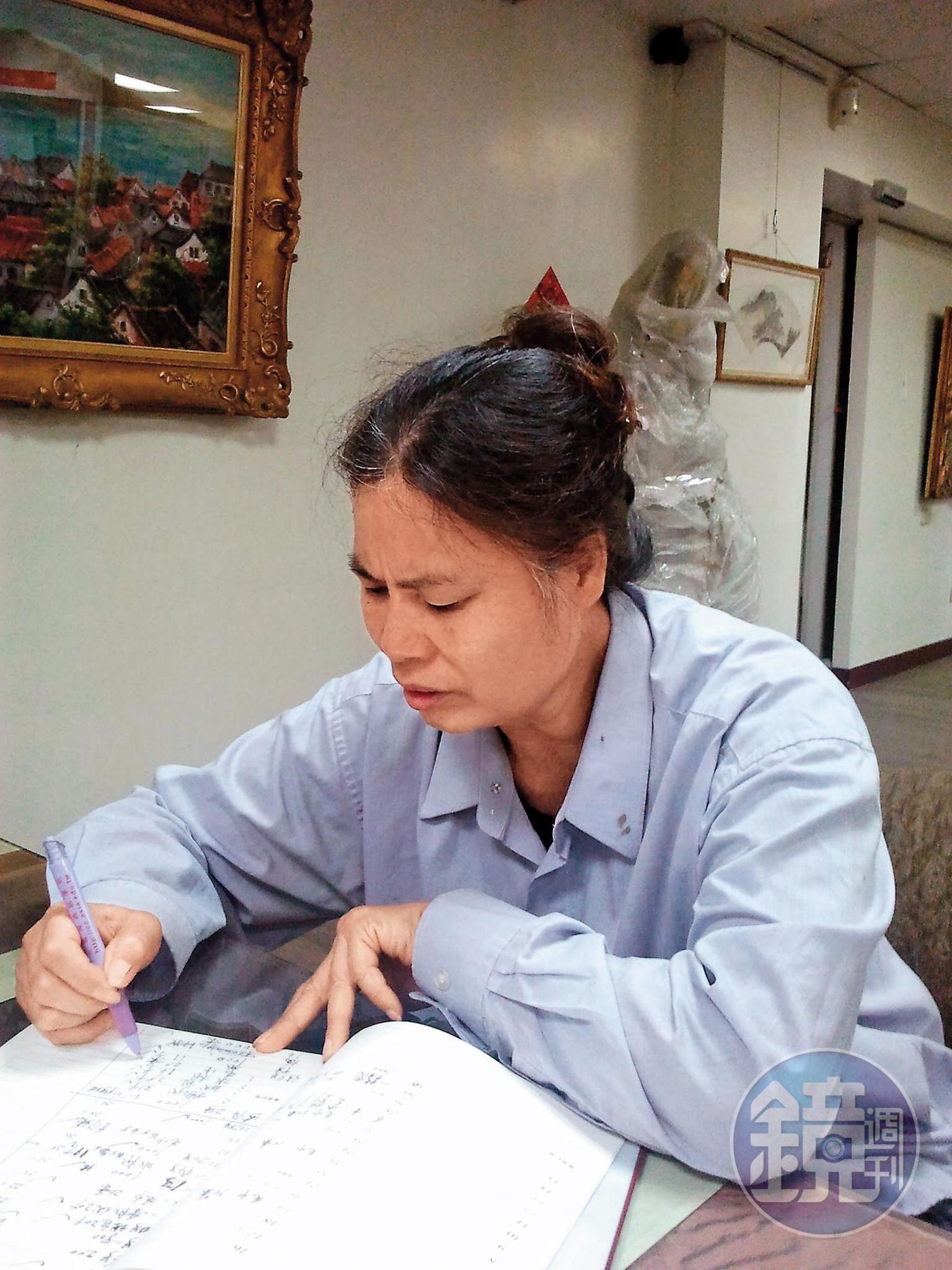彩虹奶奶本來是彩虹爺爺黃永阜的看護，2人譜出相距49歲的黃昏之戀。（讀者提供）