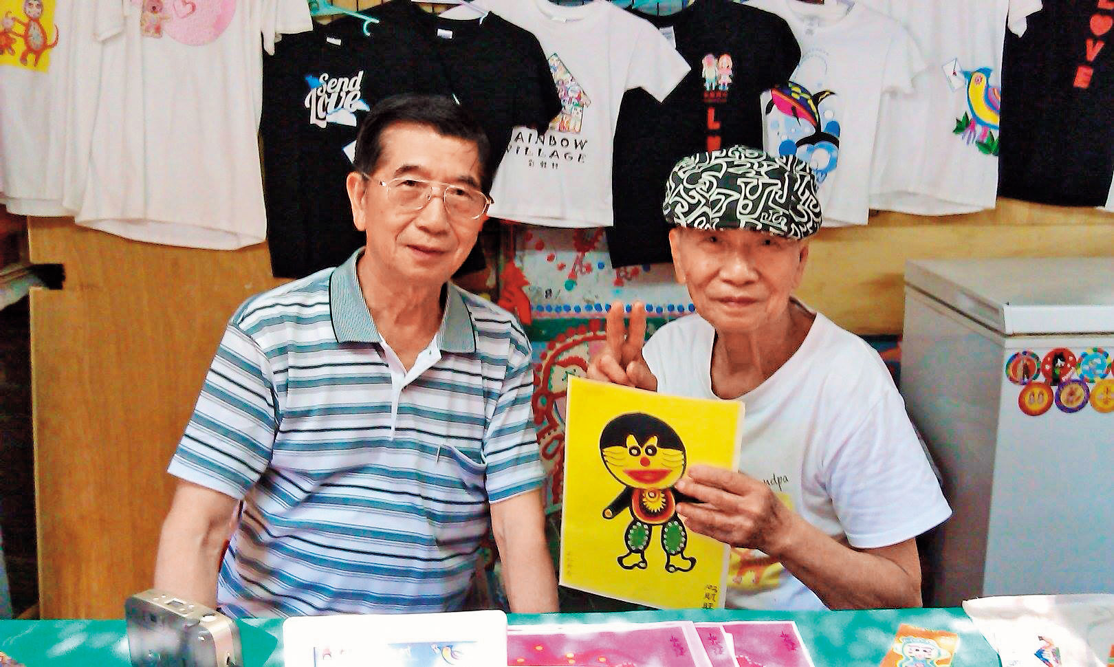 黃孔輝（左）聲稱，擁有哥哥、彩虹爺爺（右）的「著作人格權授權契約書」。（翻攝自彩虹村彩虹爺爺FB）