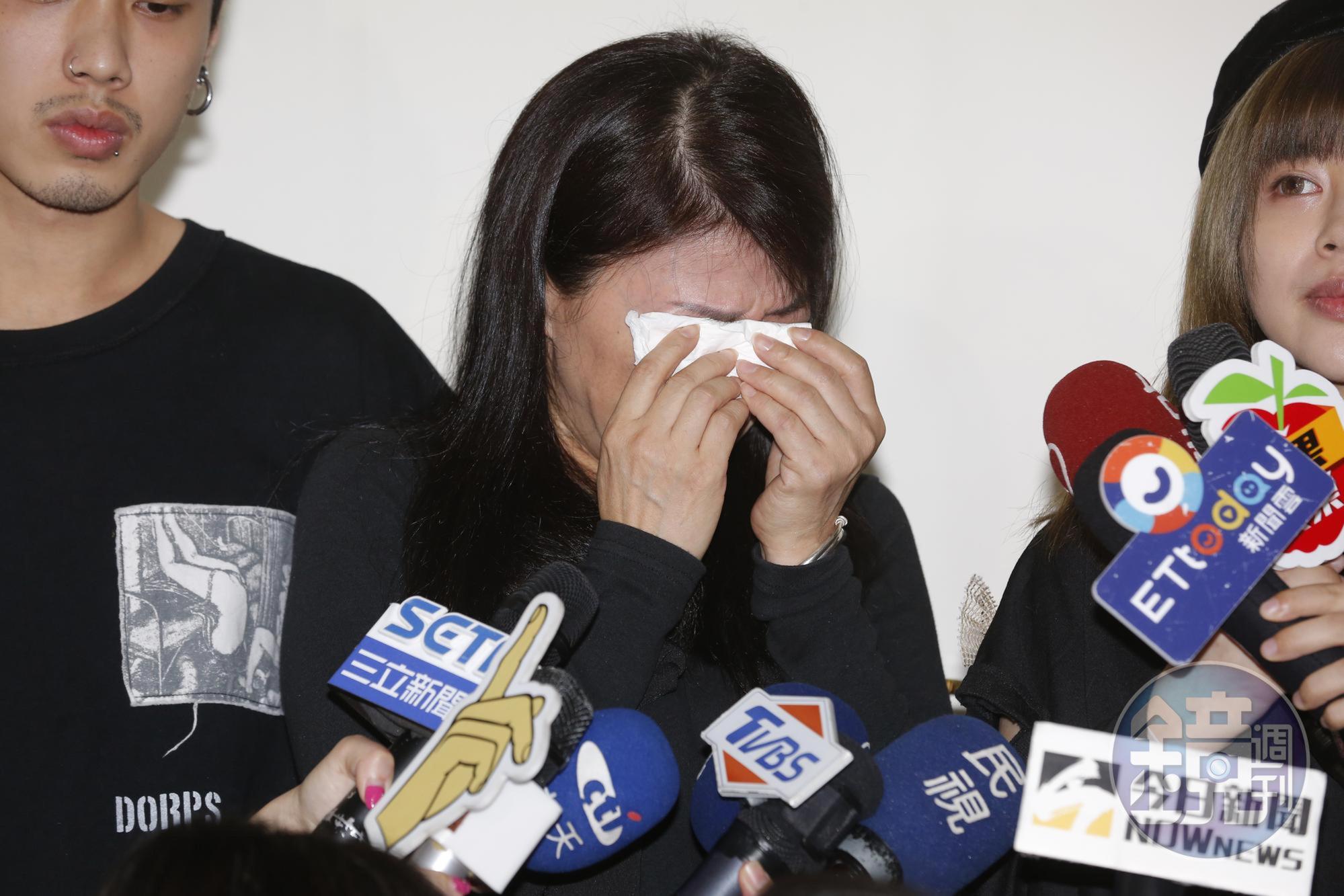 安迪遺孀陳慧娥、女兒林吟蔚及兒子林志融今日上午露面說明後事,告別式將於本月24日下午2點在二殯舉行。