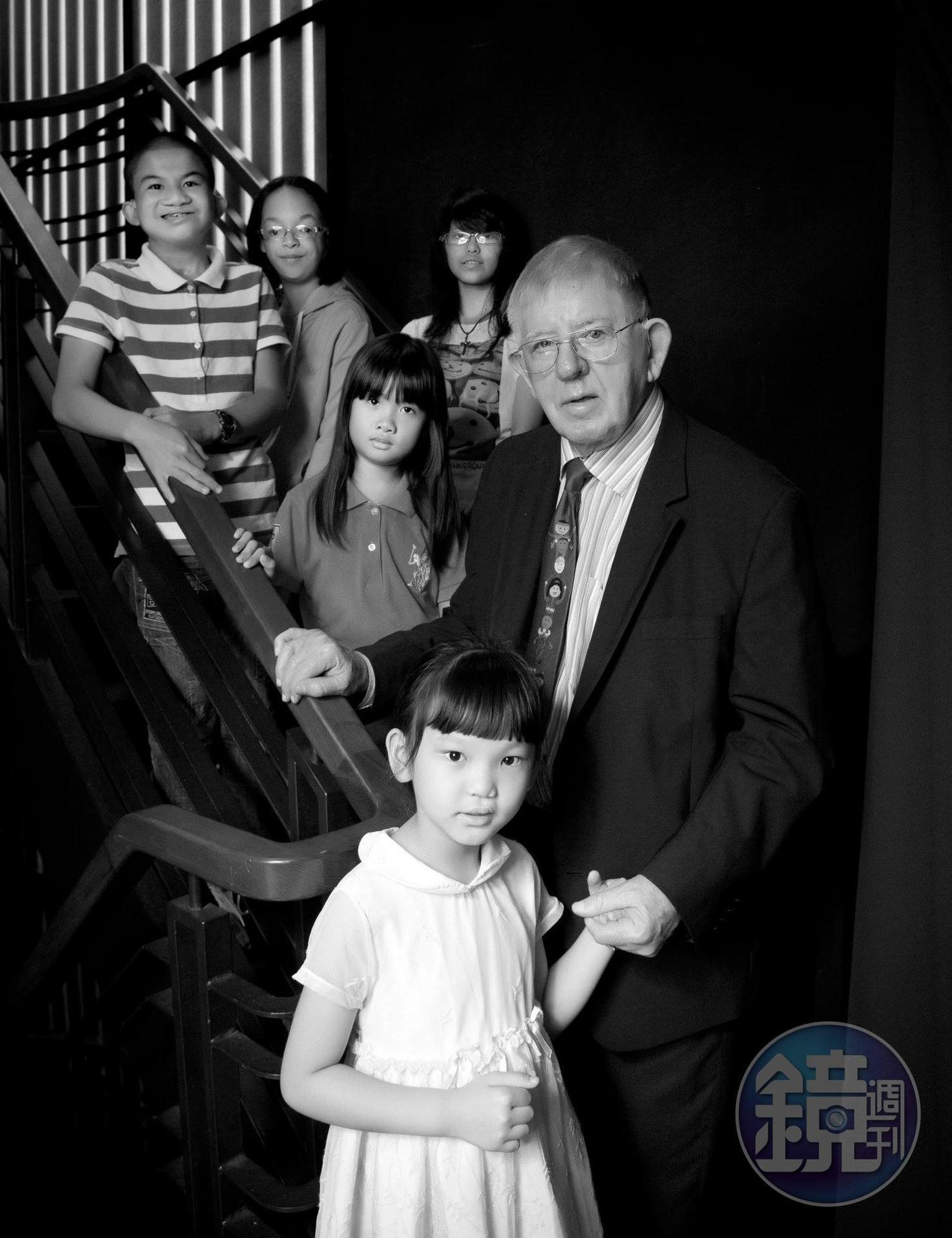 羅慧夫醫師為農家小孩,退伍後念醫學院,成為外科醫生。