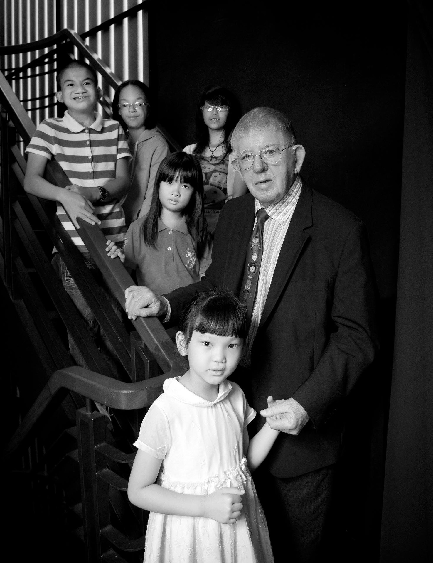 羅慧夫醫師為農家小孩,退伍後念醫學院,成為外科醫生。