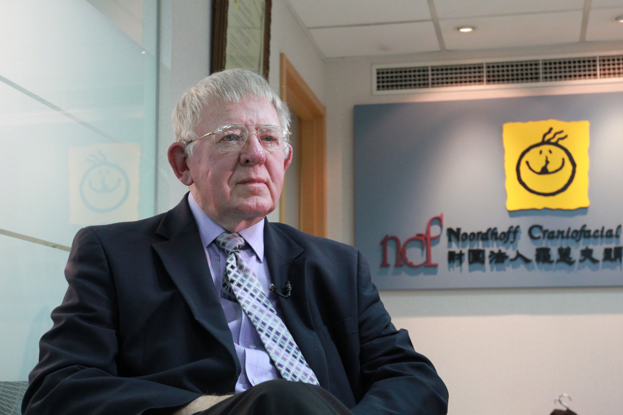 羅慧夫雖是阿斗仔醫生，卻能用一口流利的台語看病。（文化總會提供）