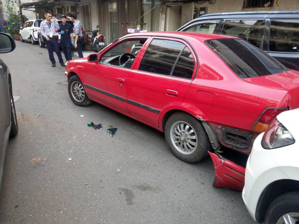 鄧嫌駕駛贓車衝撞警員，警方開三槍示警後迅速將他制伏。（警方提供）