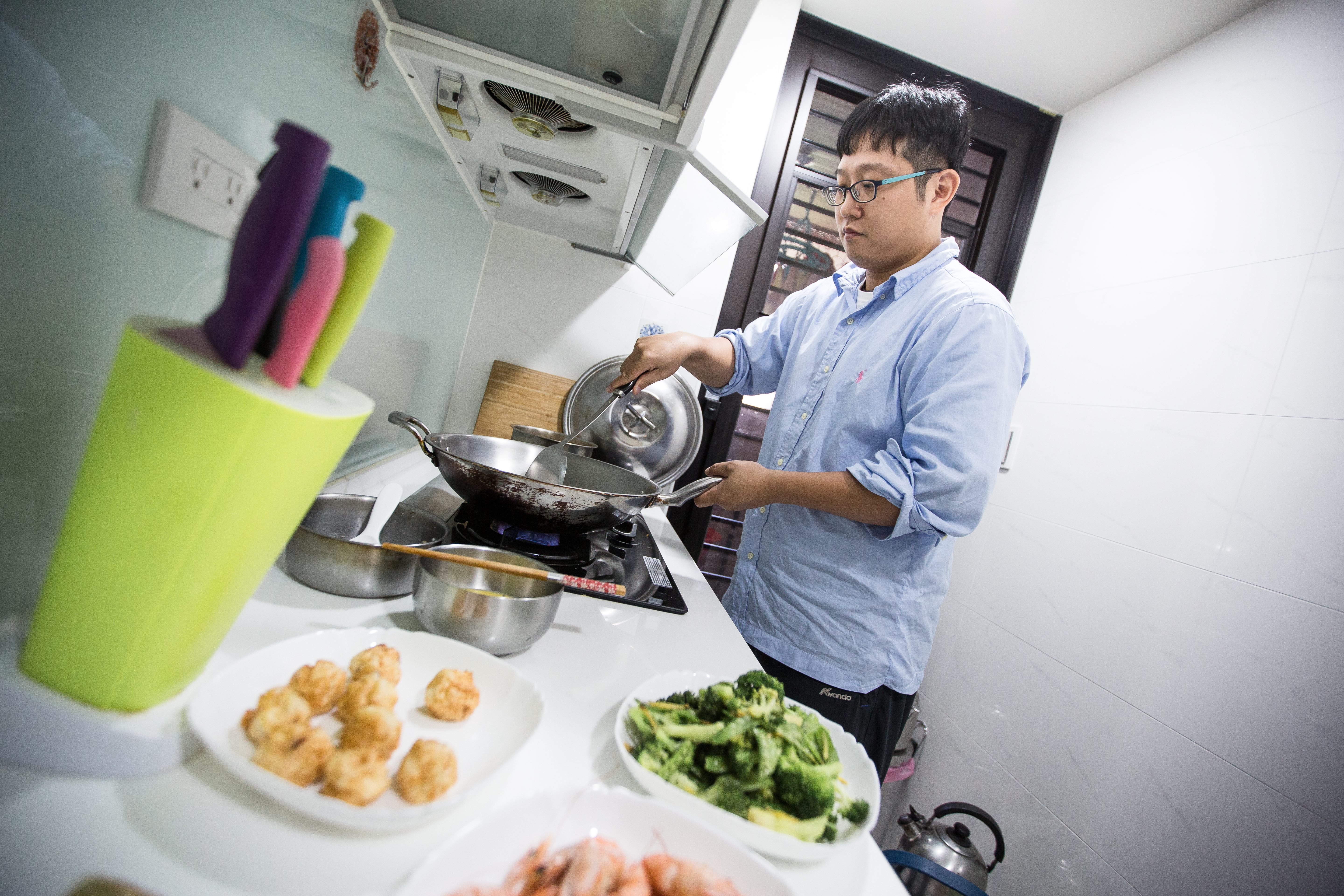 星大平日在家開伙、帶便當，騎摩托車通勤，一家5口生活簡樸，存下一半薪水做投資。