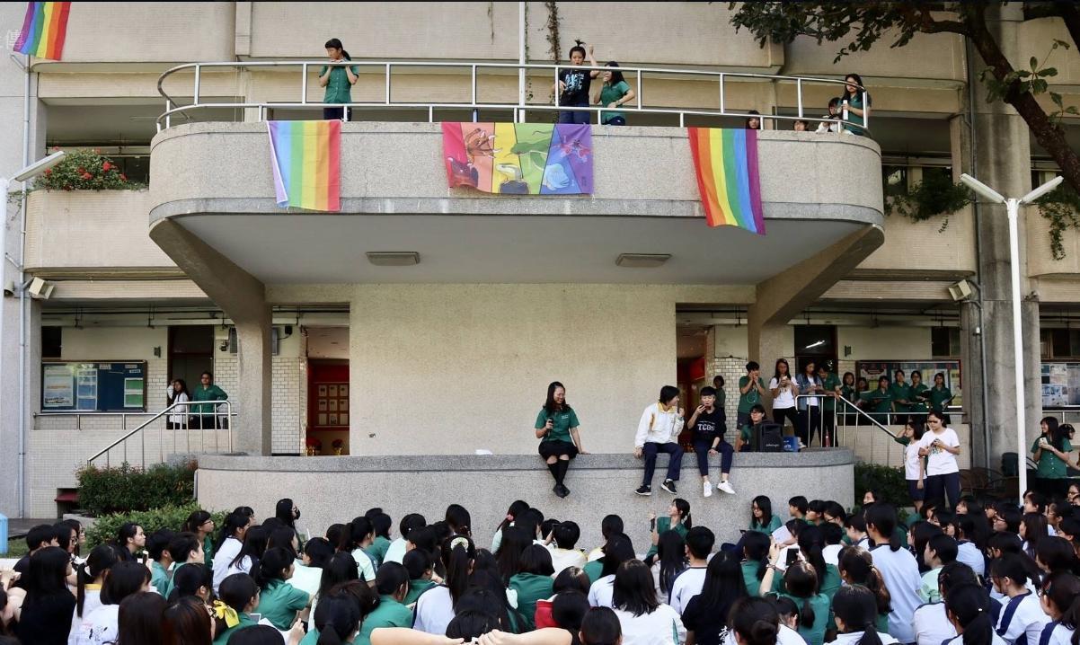 台中女中鳴青社會研究社日前發起「挺同大合唱」，呼籲一起為婚姻平權努力。（翻攝中女鳴青臉書粉絲頁）