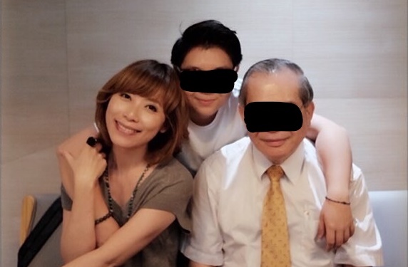 黃男父親名醫黃立雄（右一）和黃男胞妹（中），在事件爆發後都不見蹤影。（翻攝畫面）