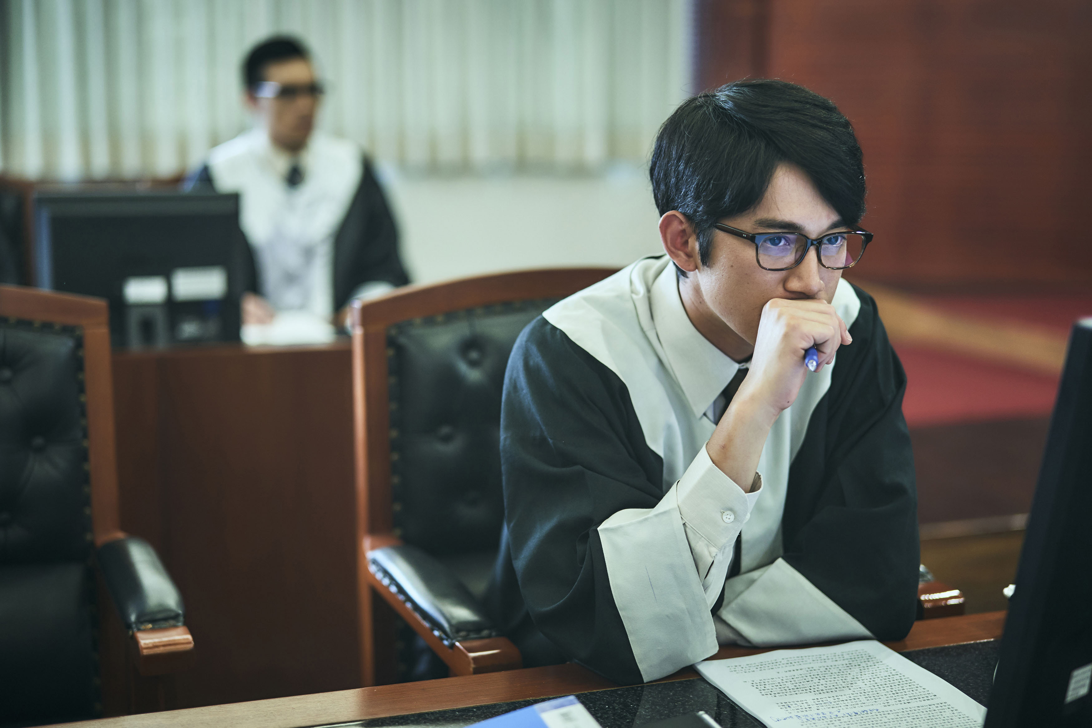 吳慷仁在新戲《我們與惡的距離》挑戰演出法扶律師。(公視提供)