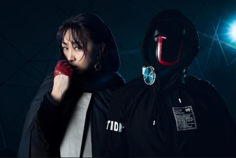 亦帆新歌找來面具人DJ-U.G.合作,拍MV時只見對方都戴著面具,完全見不到本尊面孔。(秩立娛樂工作室提供)