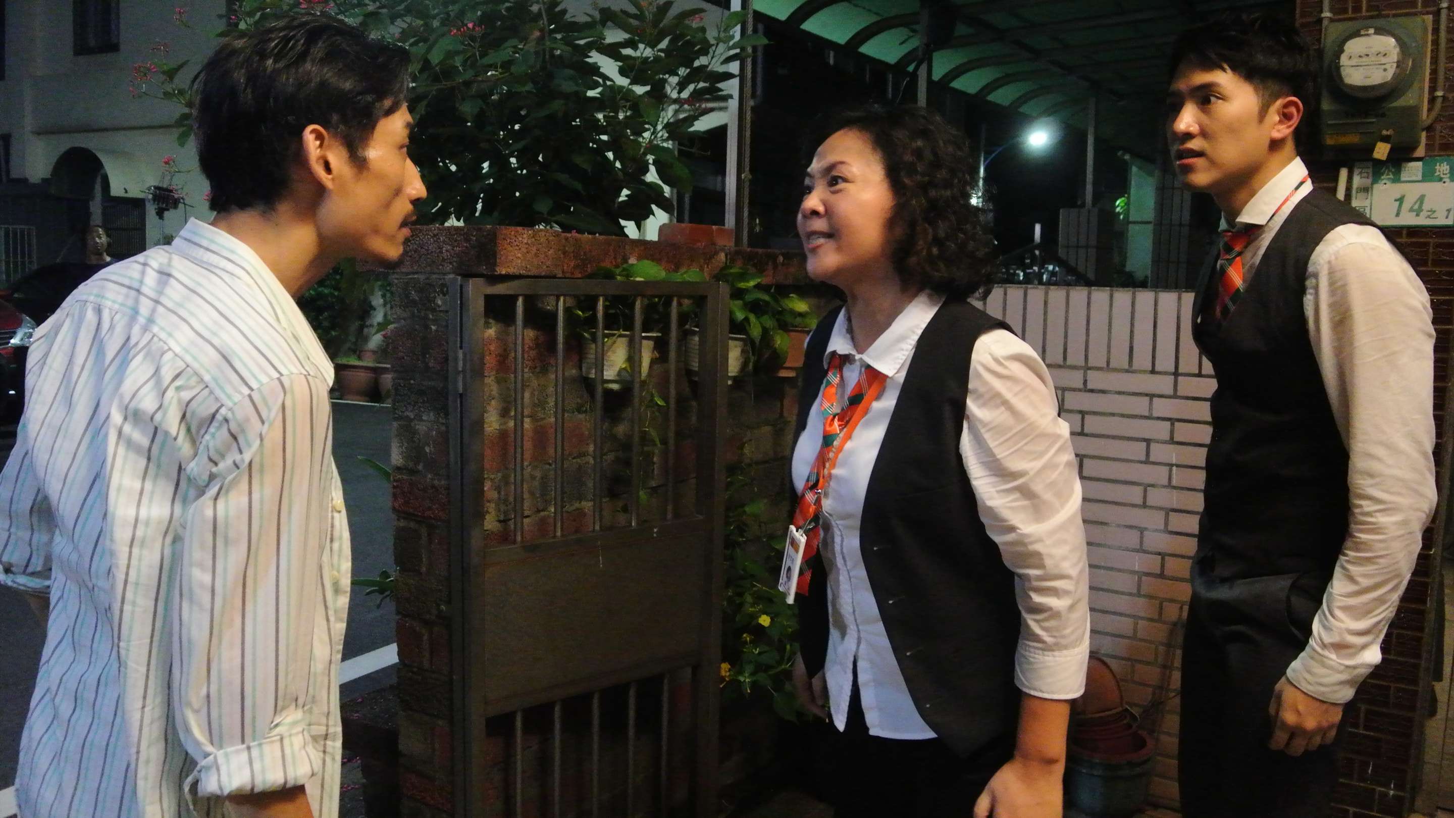《8號公園》中，陳竹昇(左)飾演拋家棄子的負心漢，與王琄（中）有許多口角，也和飾演兒子的楊孟霖（右）有多次肢體衝突。（公視提供）