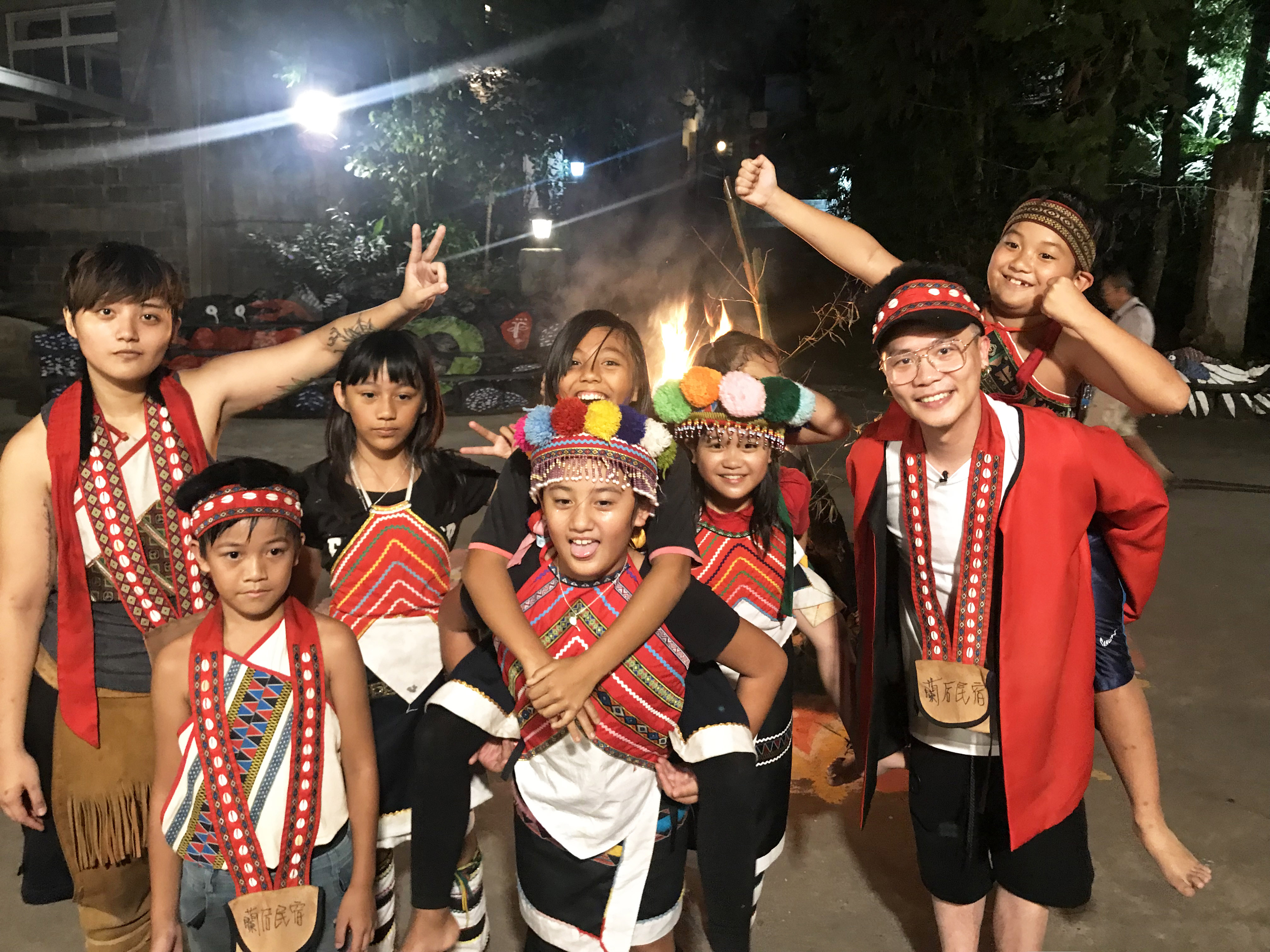 蕭秉治前往阿里山拍網路節目尋找音樂靈感，當起民宿工作人員待客。 （相信音樂提供）