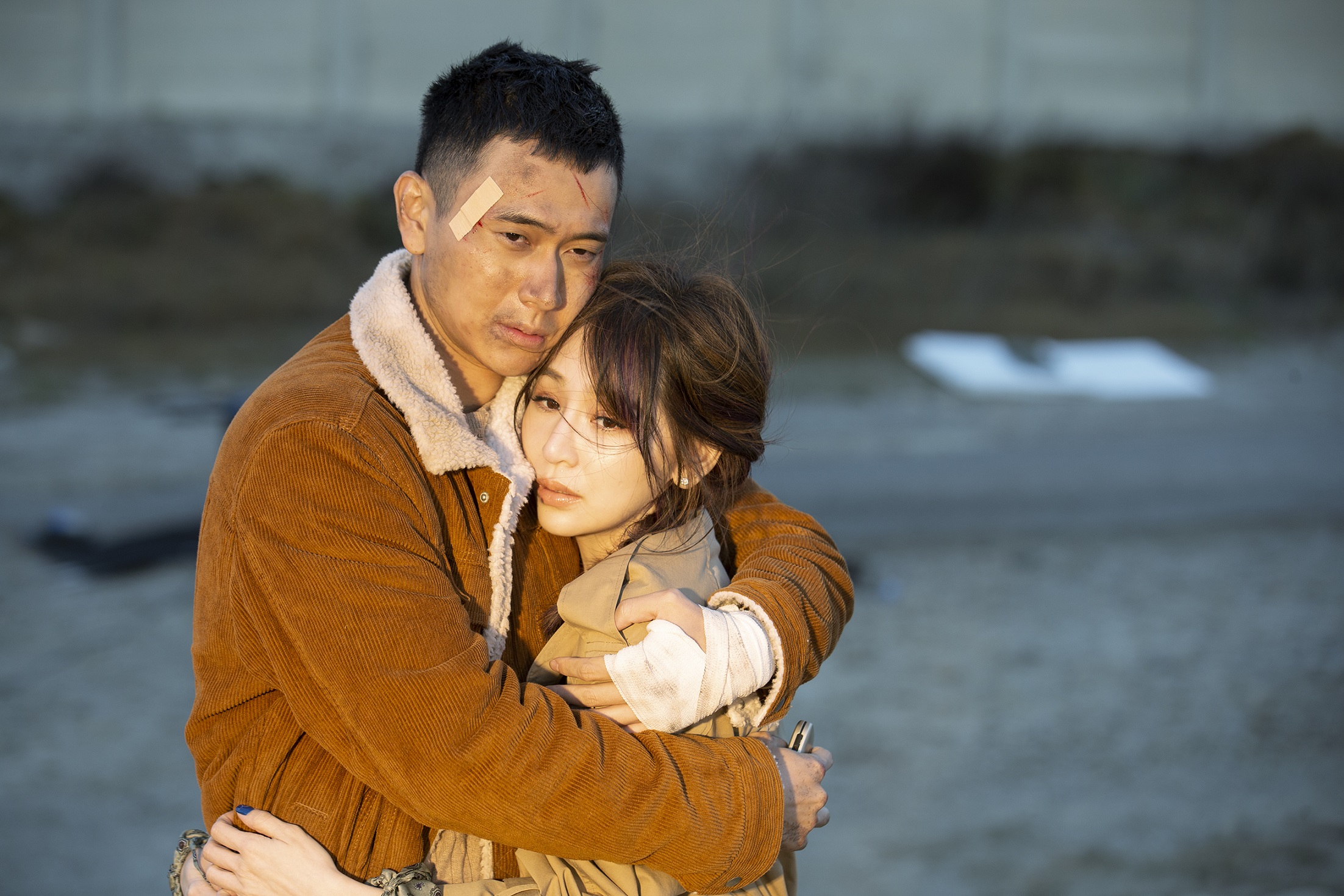 王心凌拍第二波主打歌〈大眠〉MV演技大爆發，跟劉冠廷扮演亡命鴛鴦。（環球提供）