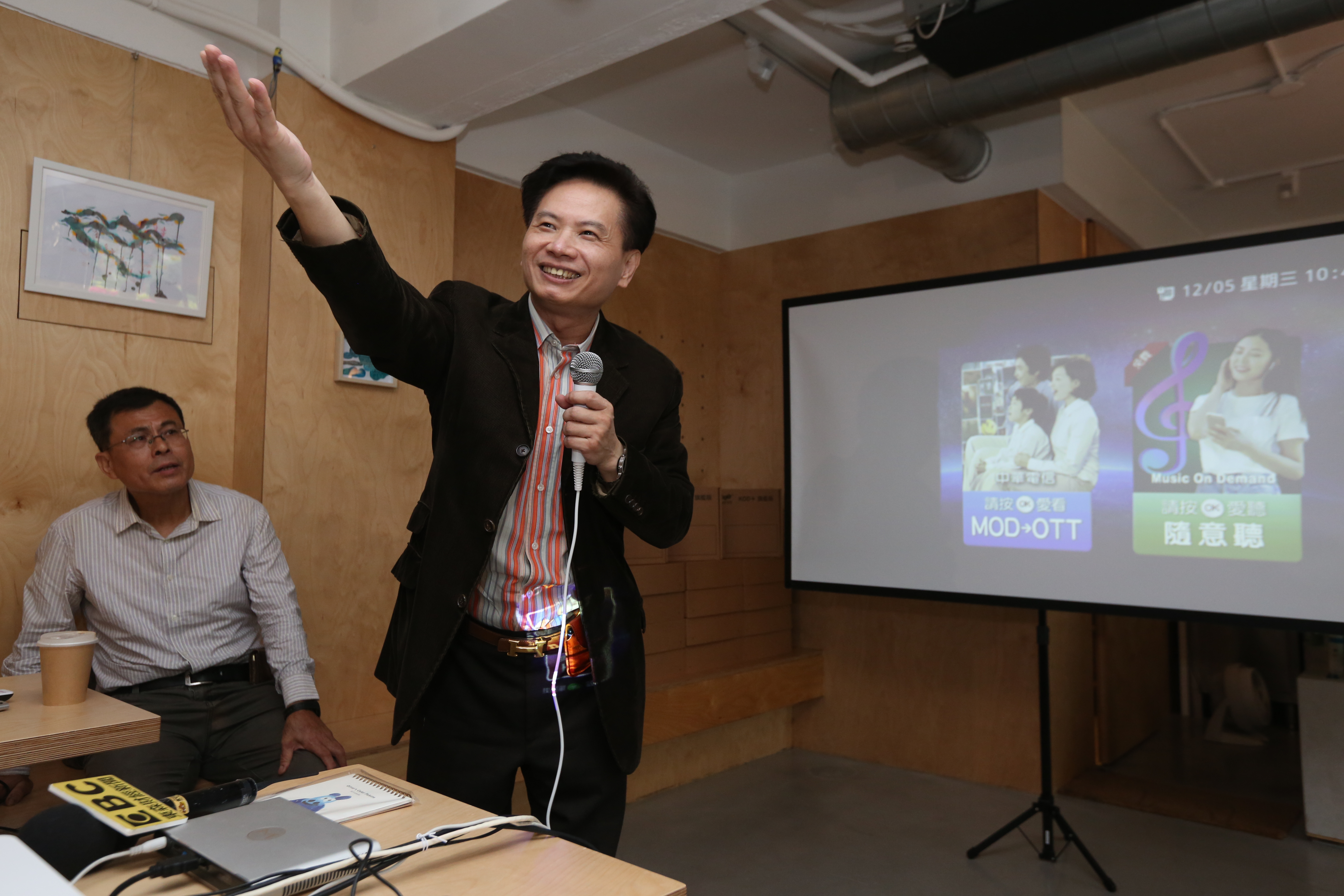 對於先前的中華電信投資爭議，林文信避談尖銳問題。