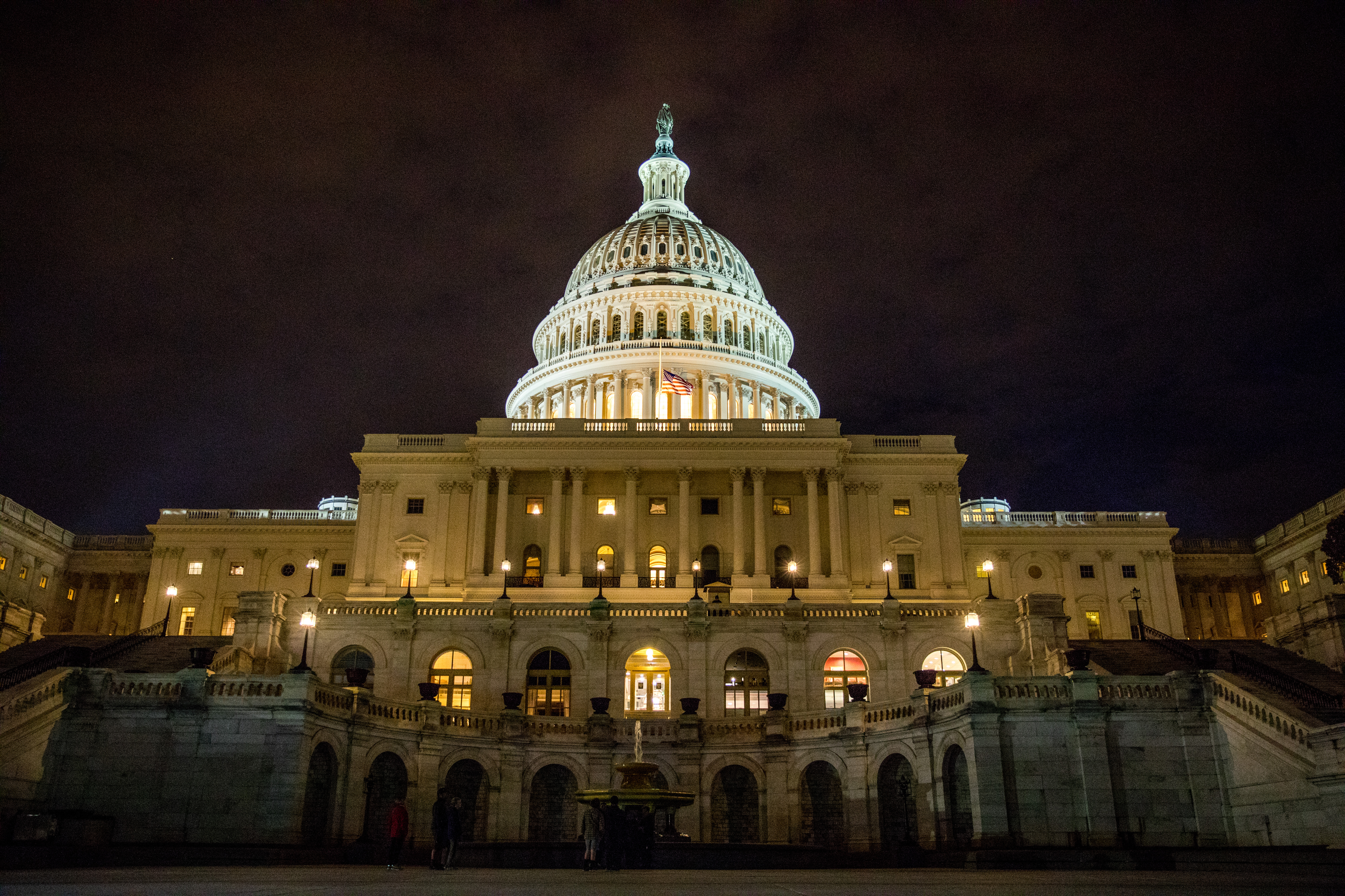 夜間點燈的國會山莊，大理石建築的圓頂上方，有一座六公尺高的青銅自由女神像。