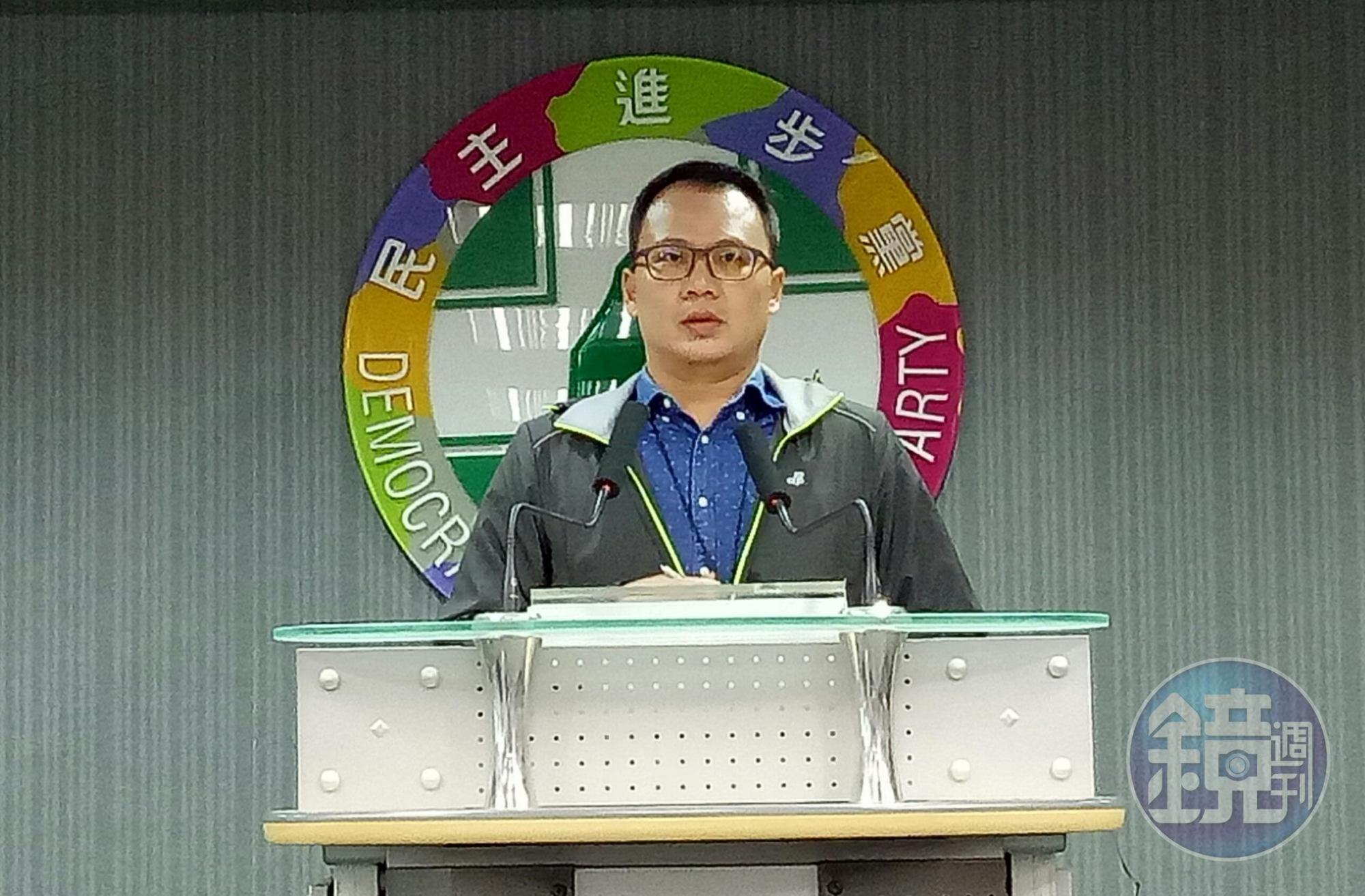 民進黨發言人林琮盛轉述中執會決議。