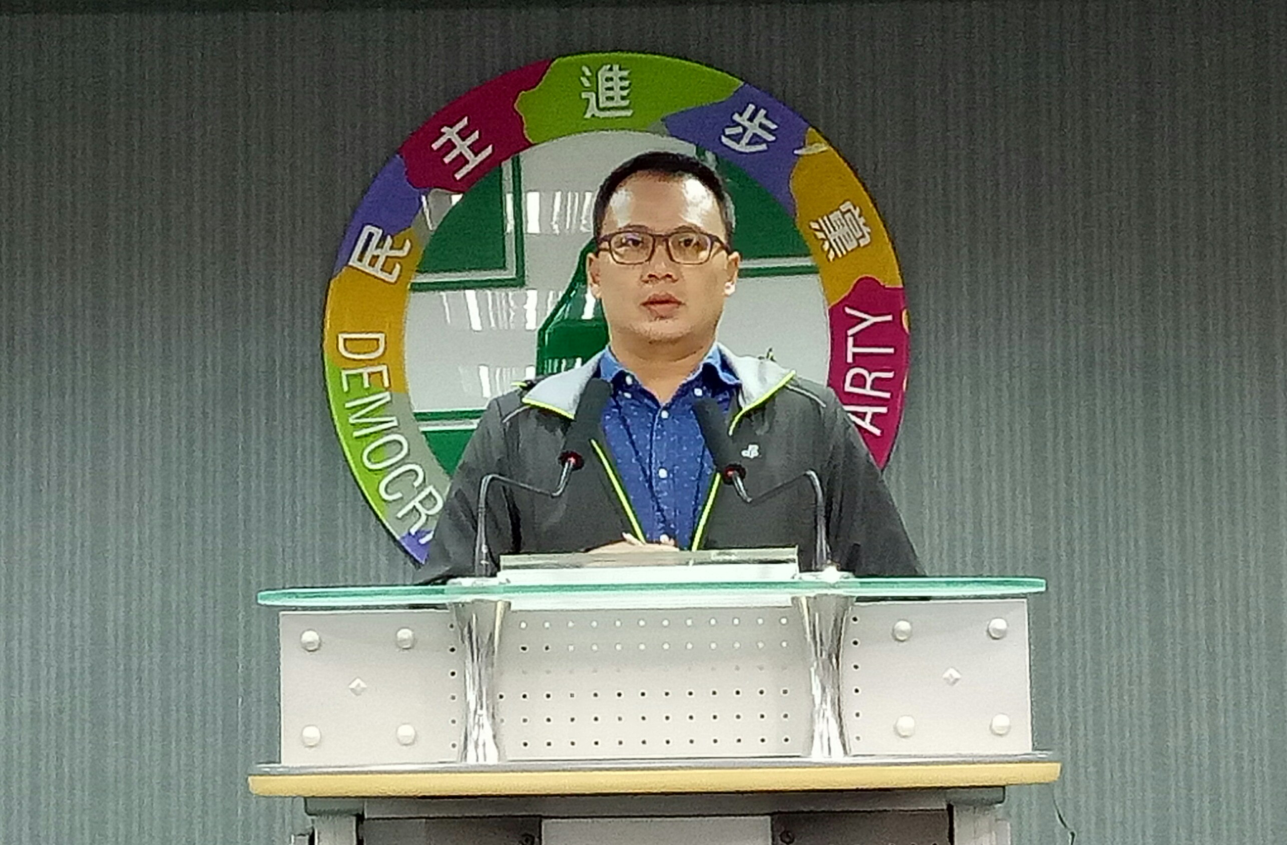 民進黨發言人林琮盛轉述中執會決議。