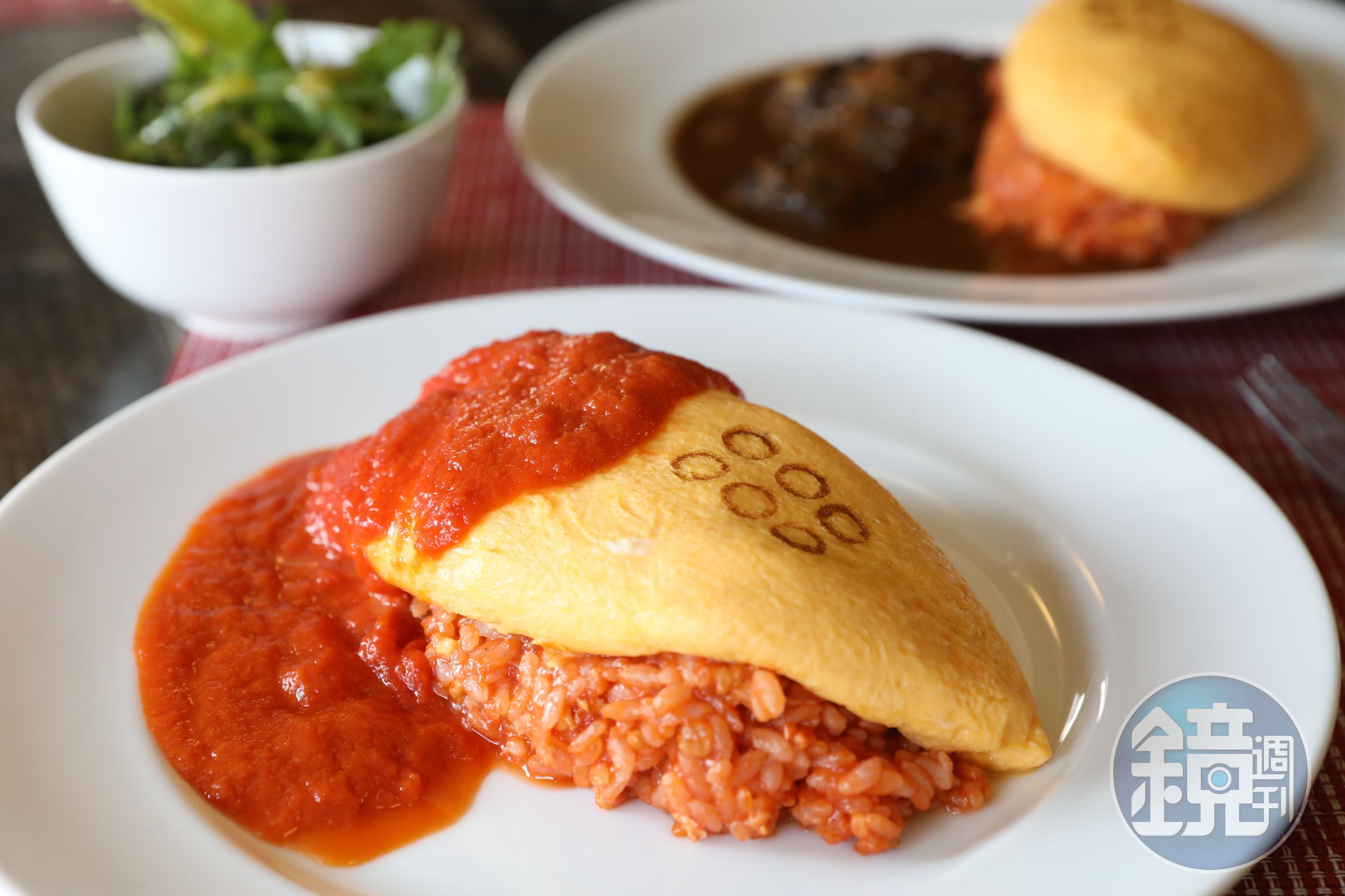 上面印上六文錢的蛋包飯，是店內的招牌料理。（850日圓／份，約NT$230）