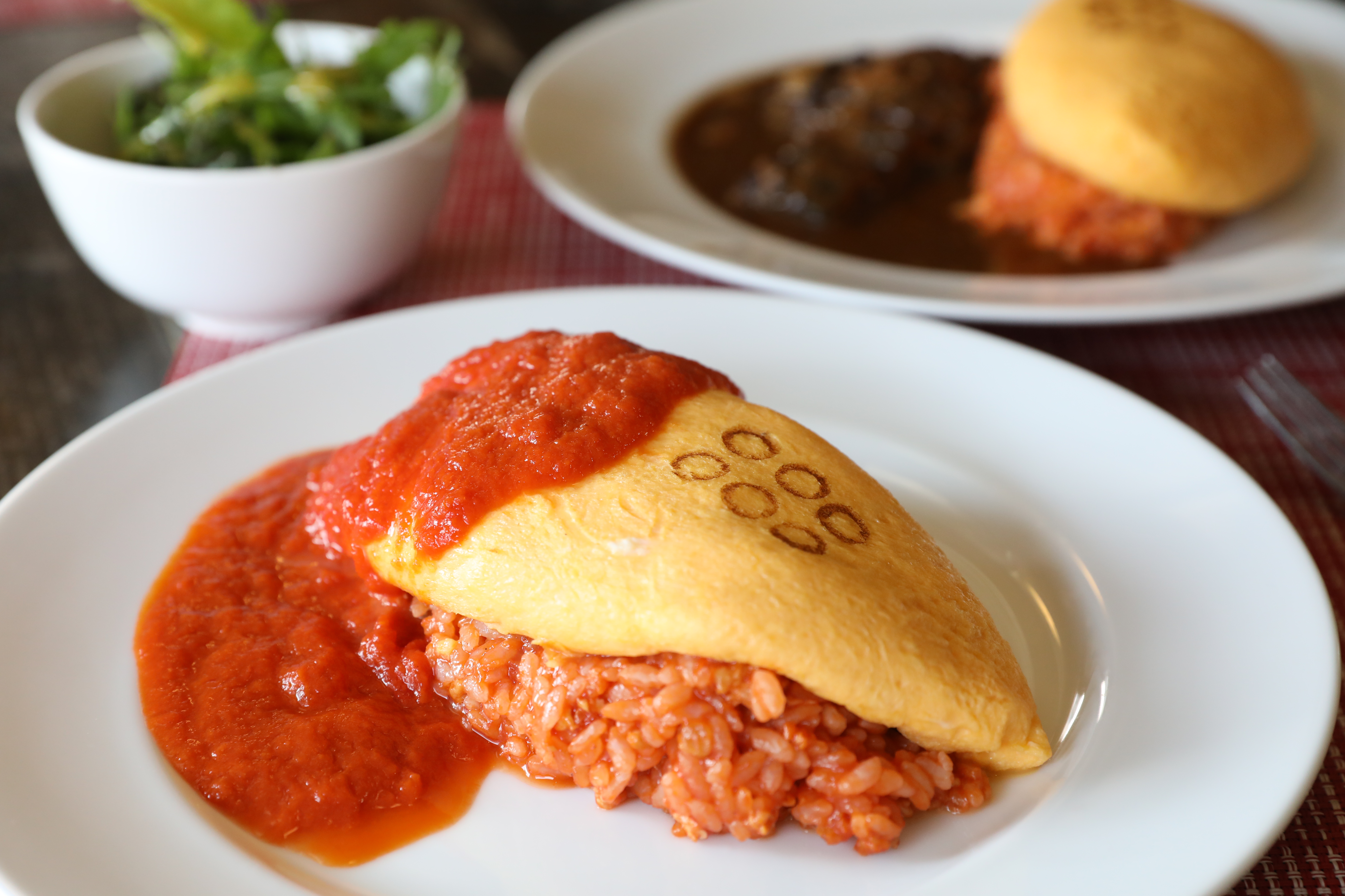 上面印上六文錢的蛋包飯，是店內的招牌料理。（850日圓／份，約NT$230）