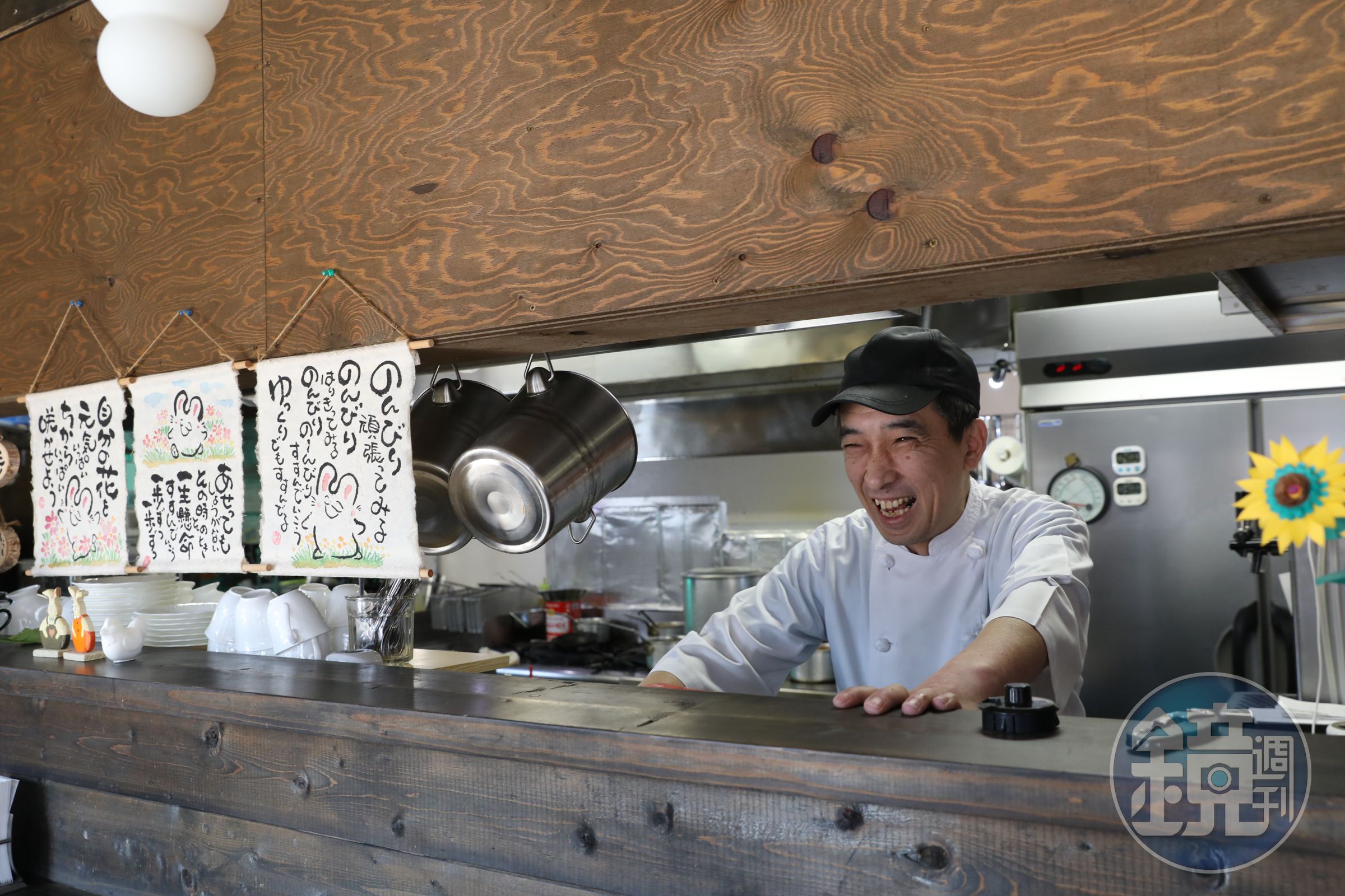 由一人經營洋食店「キッチンぷち・らぱん」，有賣蛋包飯與義大利麵料理。