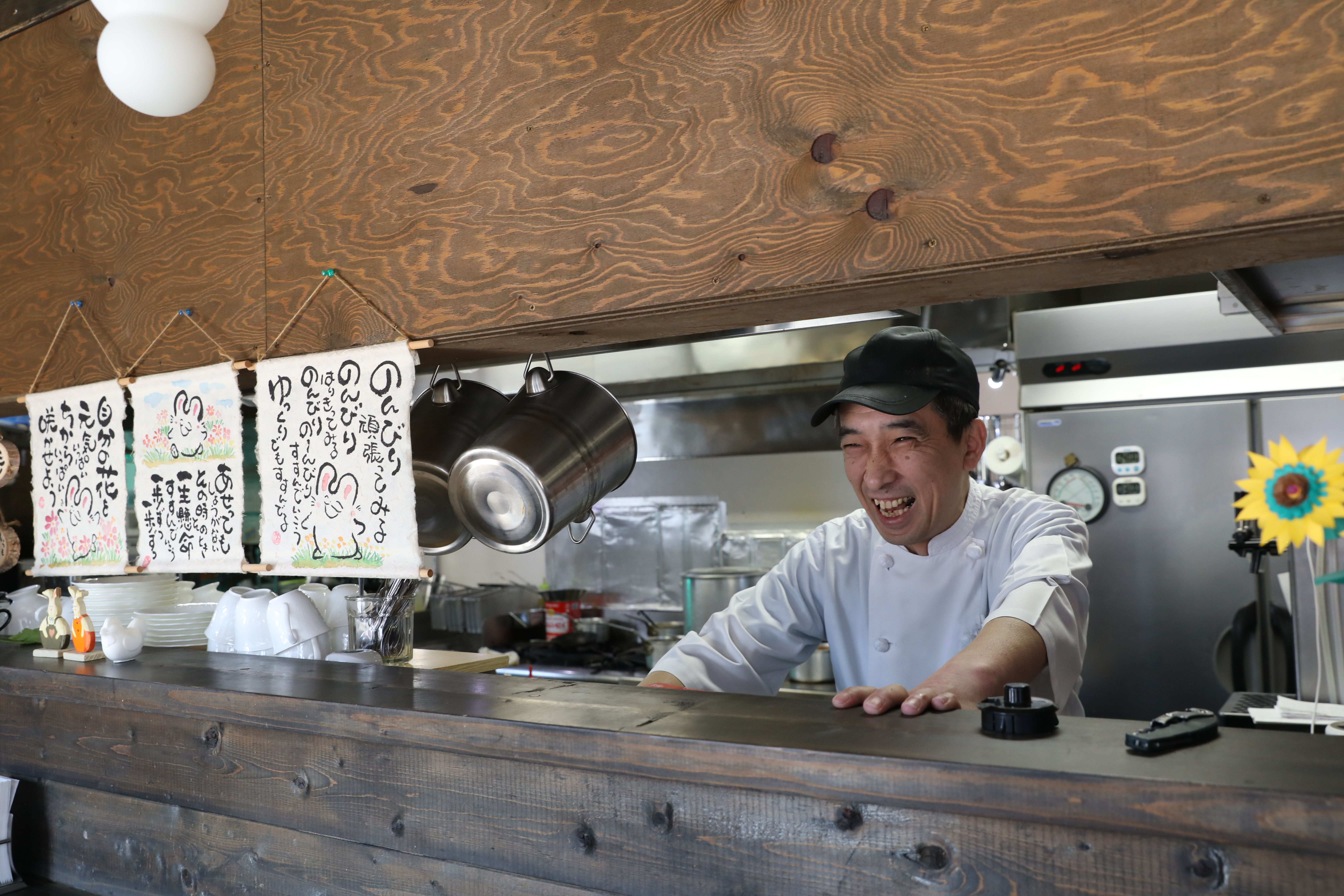 由一人經營洋食店「キッチンぷち・らぱん」，有賣蛋包飯與義大利麵料理。