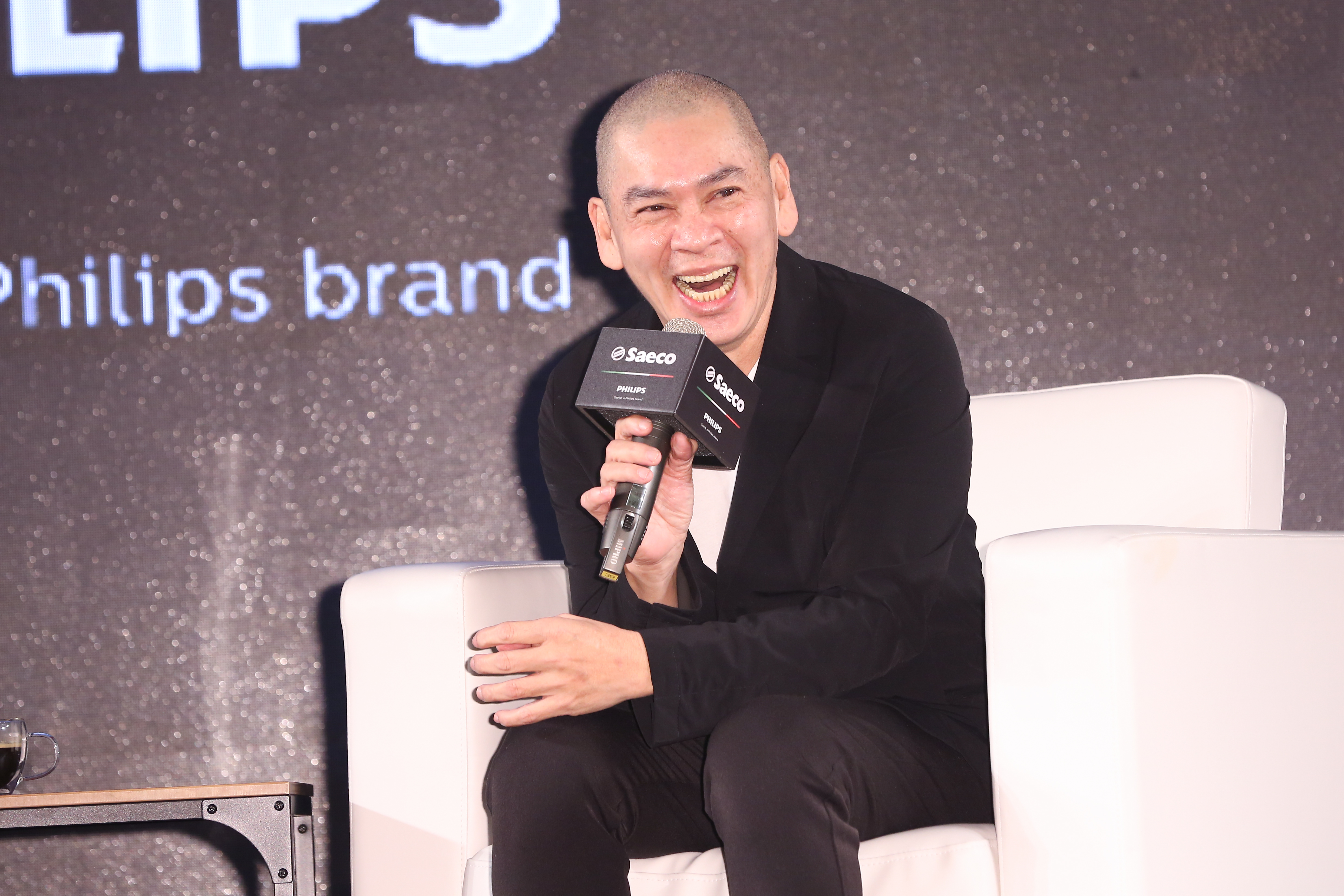 一天要喝上3、4杯咖啡的蔡明亮，對方便的咖啡機愛不釋手。
