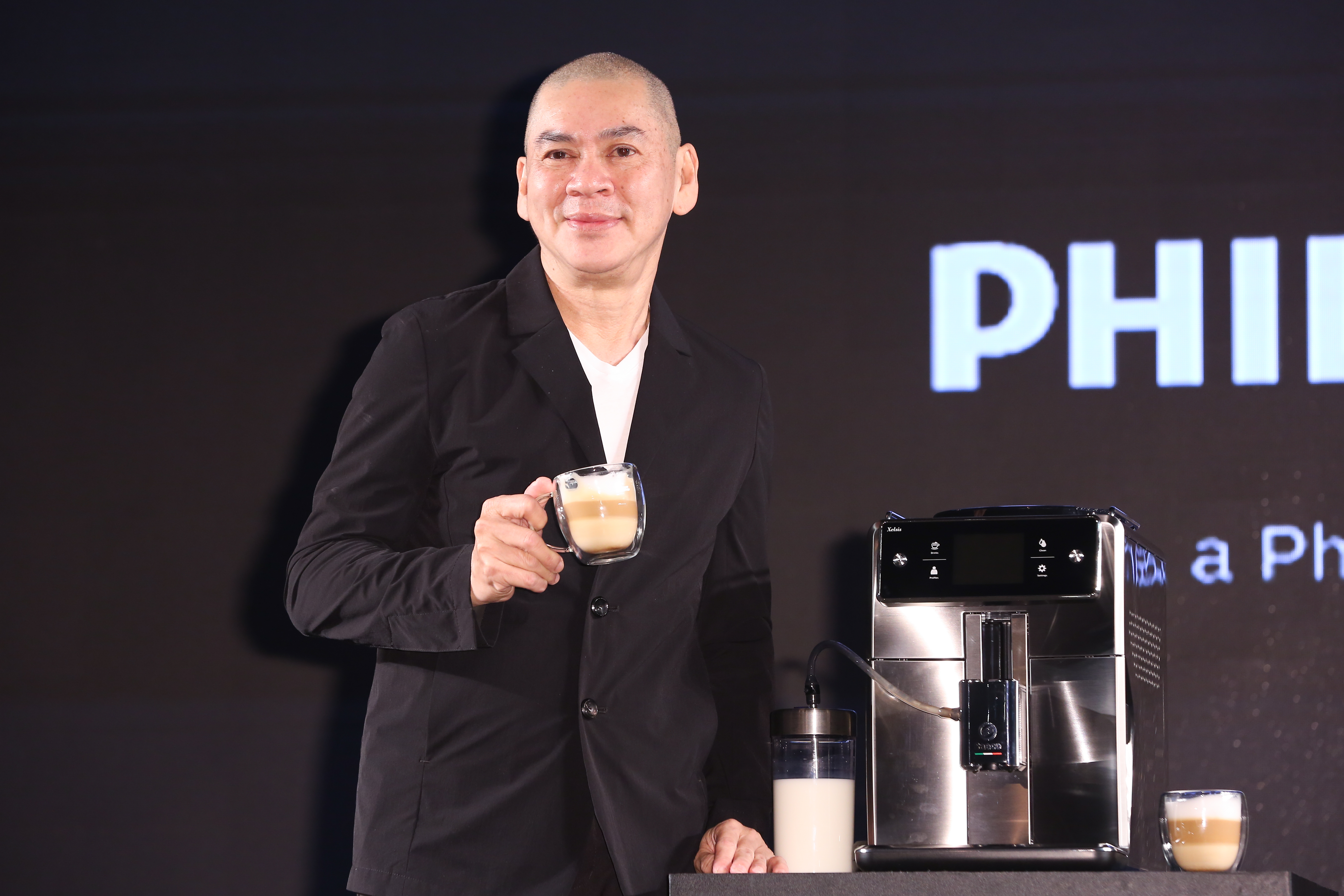 蔡明亮代言咖啡機，自爆酬勞有7位數，令他相當滿意。