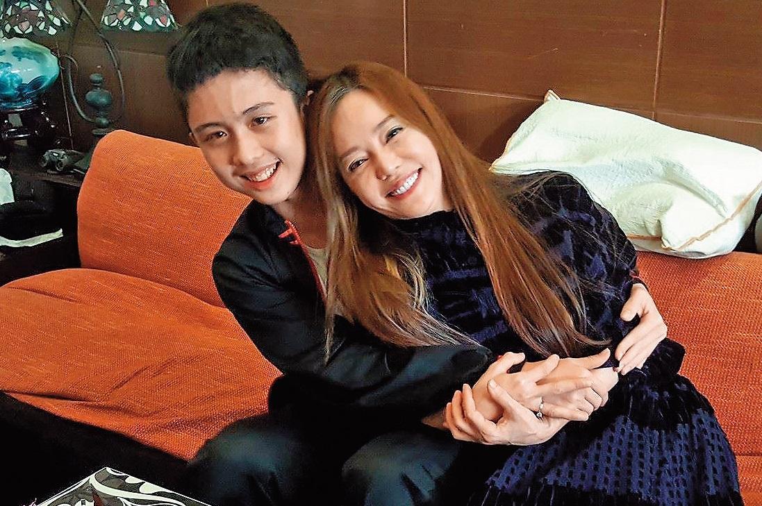 藝人狄鶯、孫鵬之子孫安佐（左）將於12月11日搭機返台。（翻攝自狄鶯臉書）