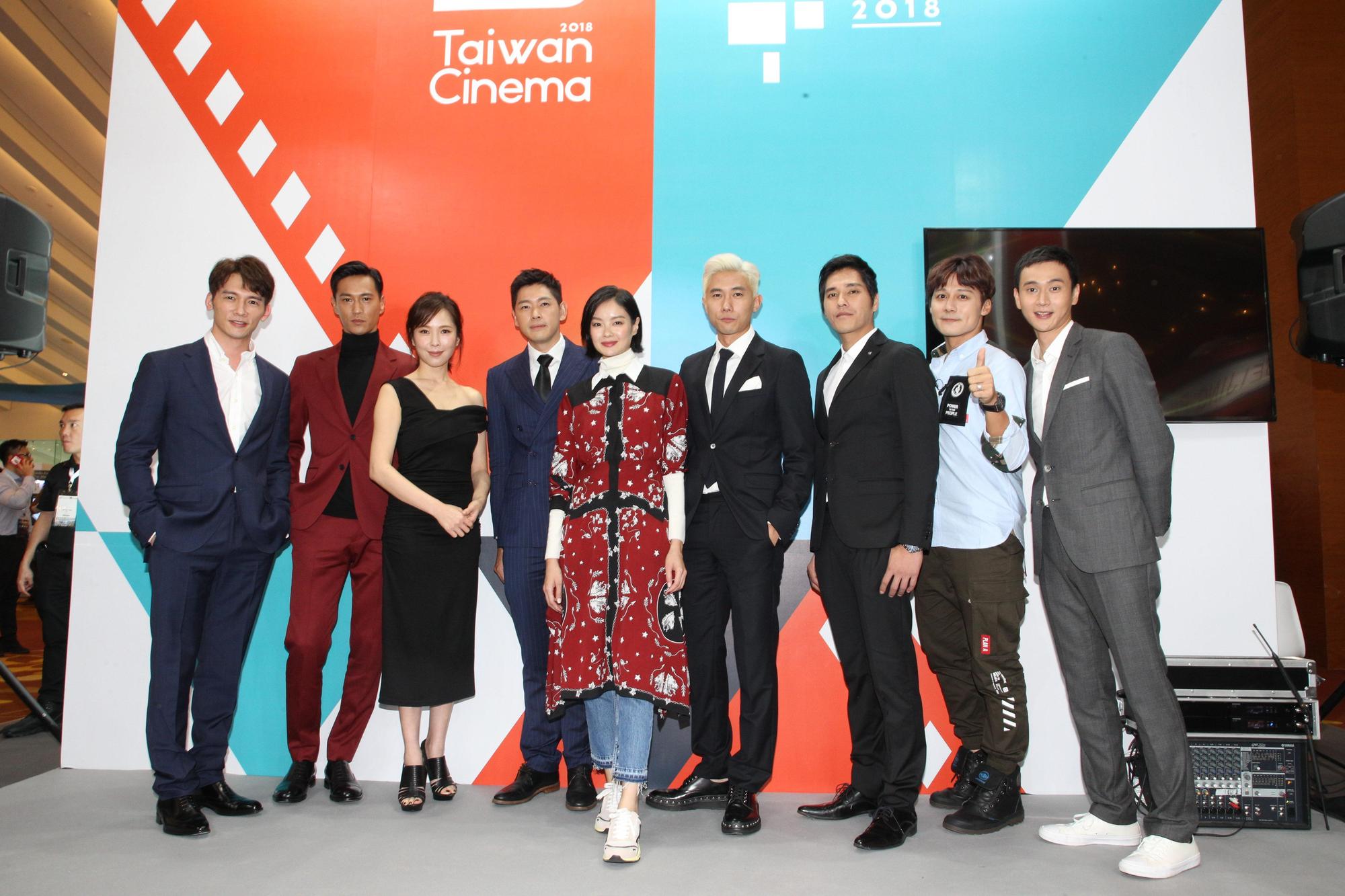 《你那邊怎樣／我這邊OK》演員與《最佳利益》演員、及行腳節目主持人廖科溢，在新加坡電視節台灣館相見歡。（拙八郎提供）