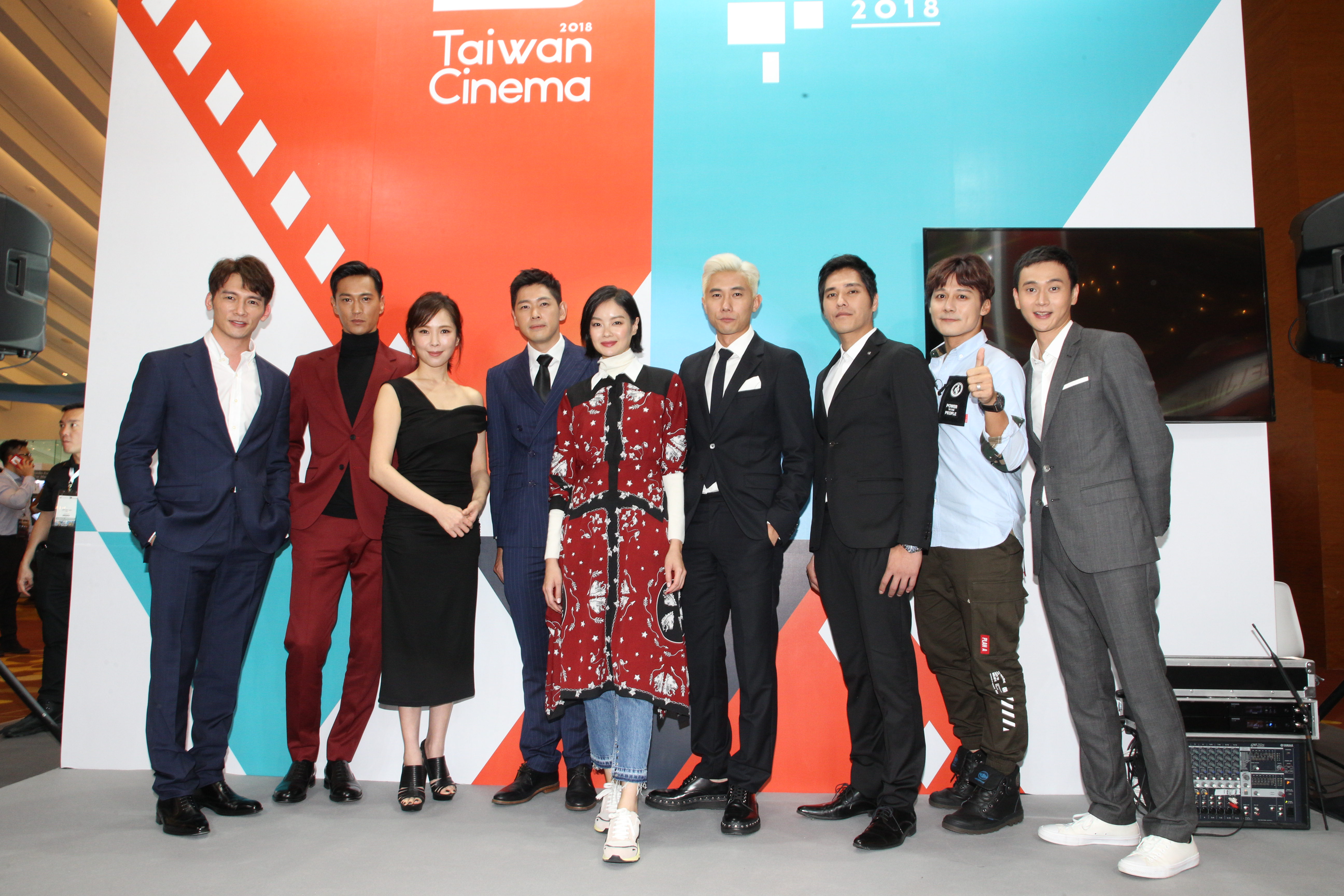 《你那邊怎樣／我這邊OK》演員與《最佳利益》演員、及行腳節目主持人廖科溢，在新加坡電視節台灣館相見歡。（拙八郎提供）