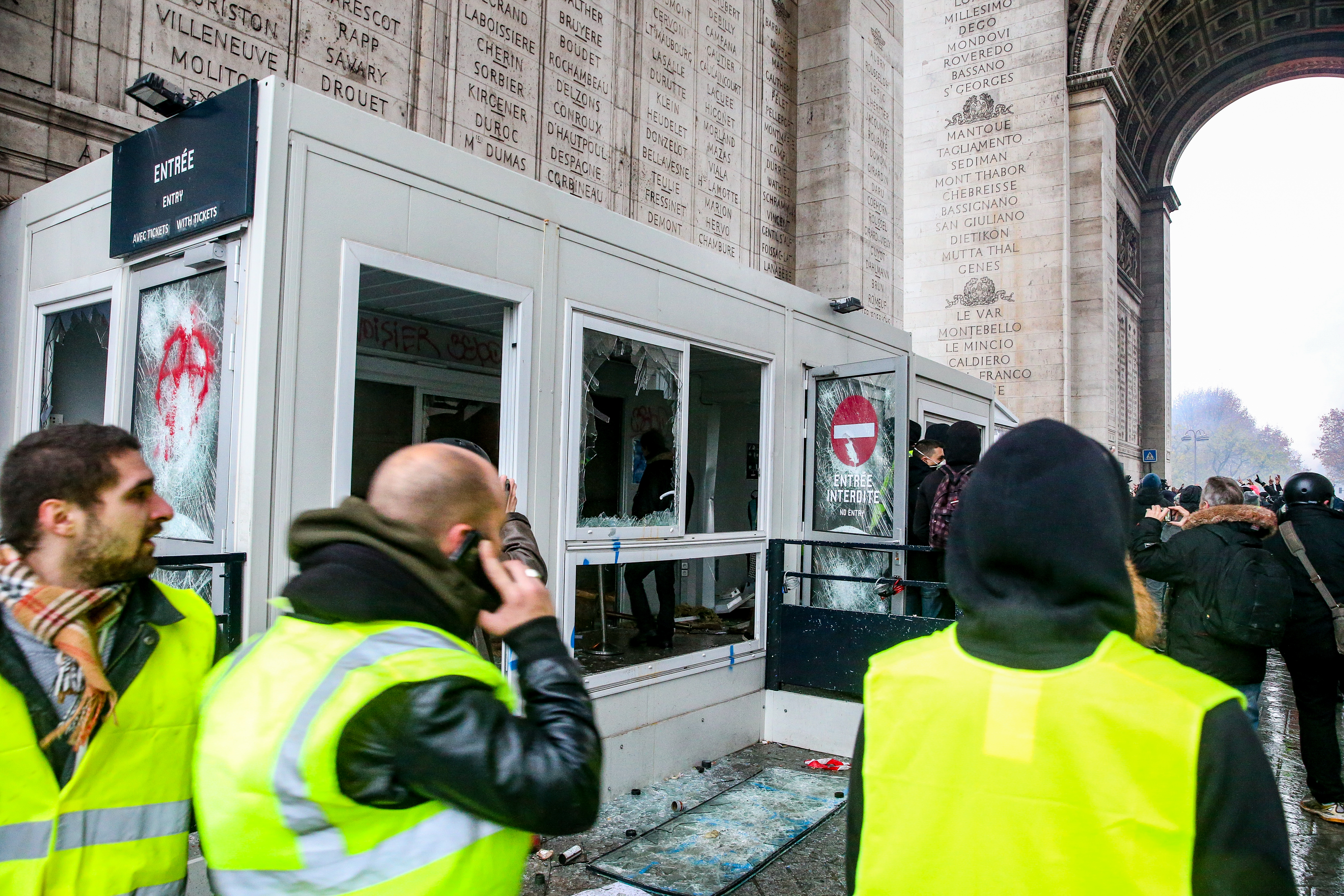 因燃油稅將漲，法國各地爆發黃背心運動示威，抗爭進入第三週，法國政府避免抗議情勢升高，決定暫緩燃油稅和電費漲價。（東方IC）