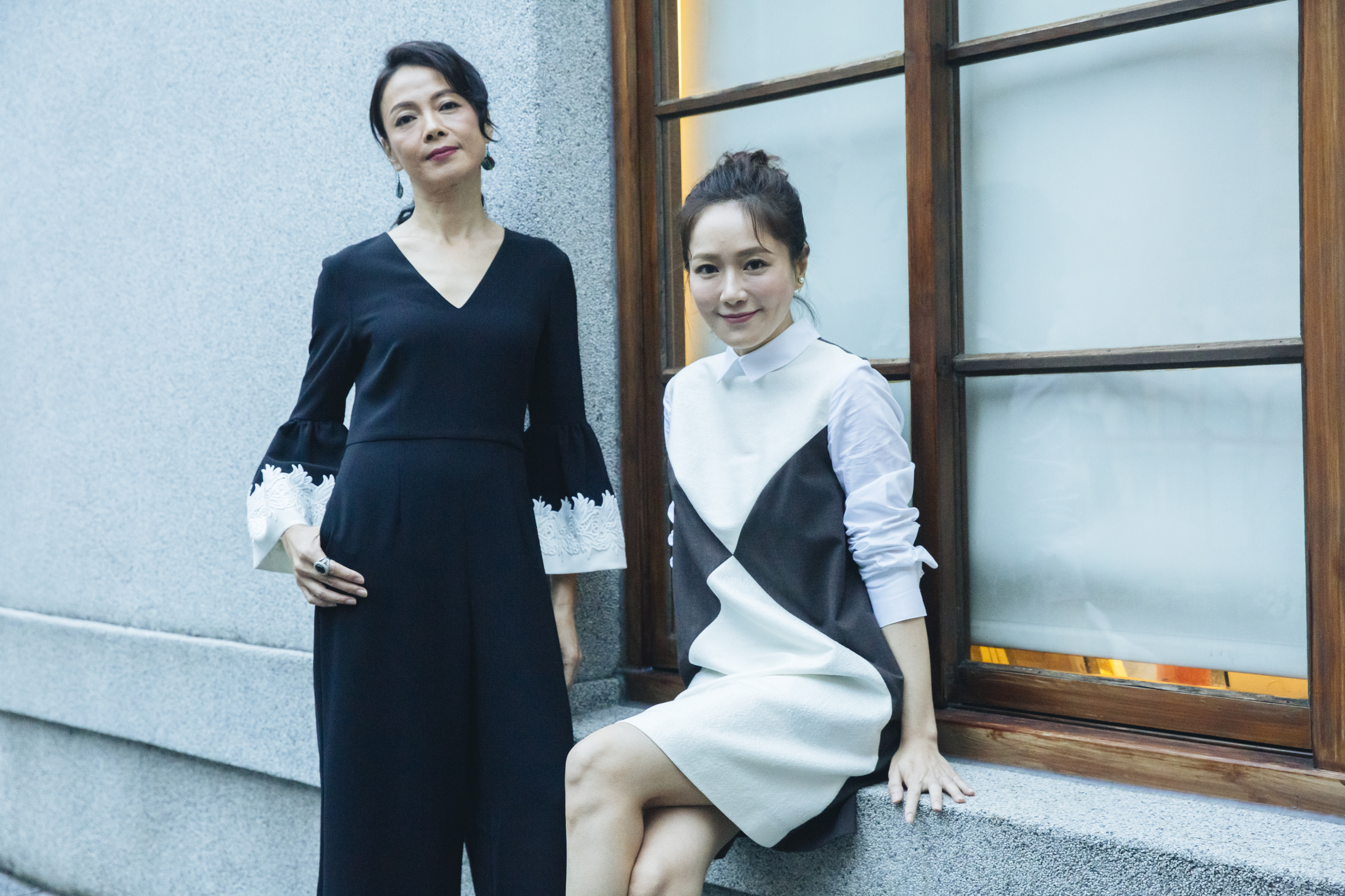 尹馨（右）與柯淑勤（左）分別在電影《小美》演出主角的老闆與母親，演技獲得一致好評。