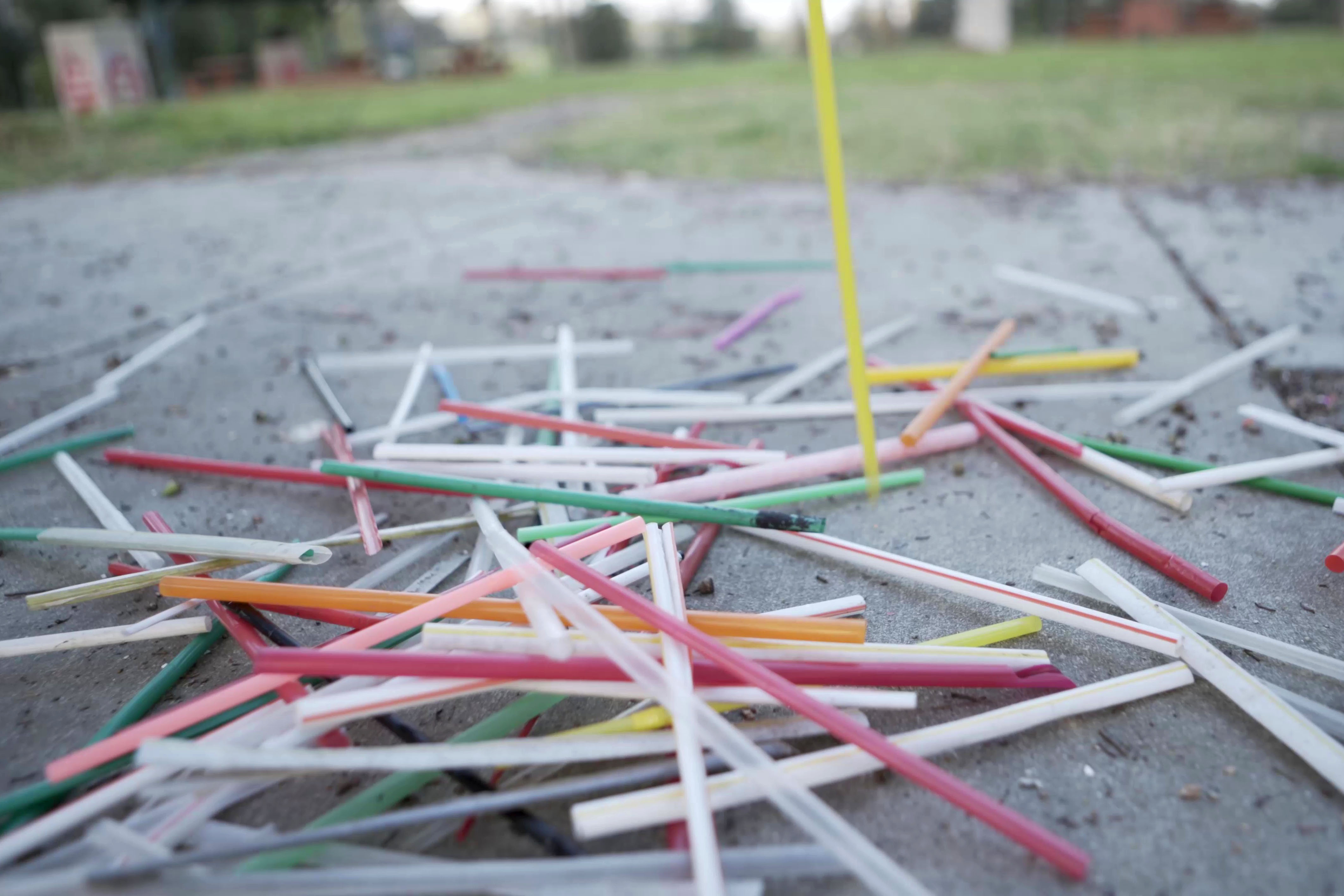 洛杉磯市議會4日通過提案,研擬2021年全面禁用塑膠吸管。(東方IC)