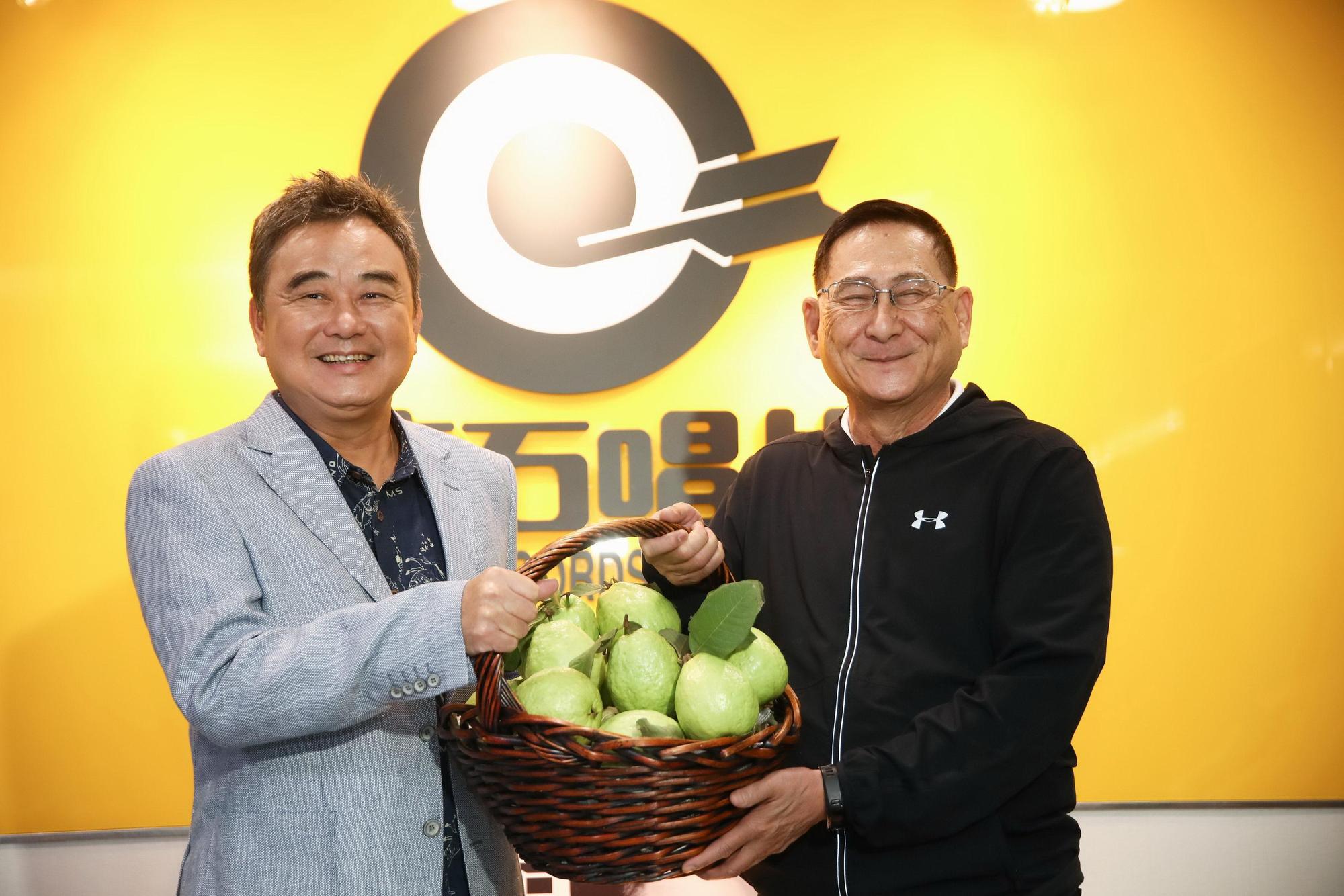 陳昇專輯記者會辦在待了30年的唱片公司,滾石董事長特別送上珍珠芭樂與紅酒祝賀。(新樂園製作提供)